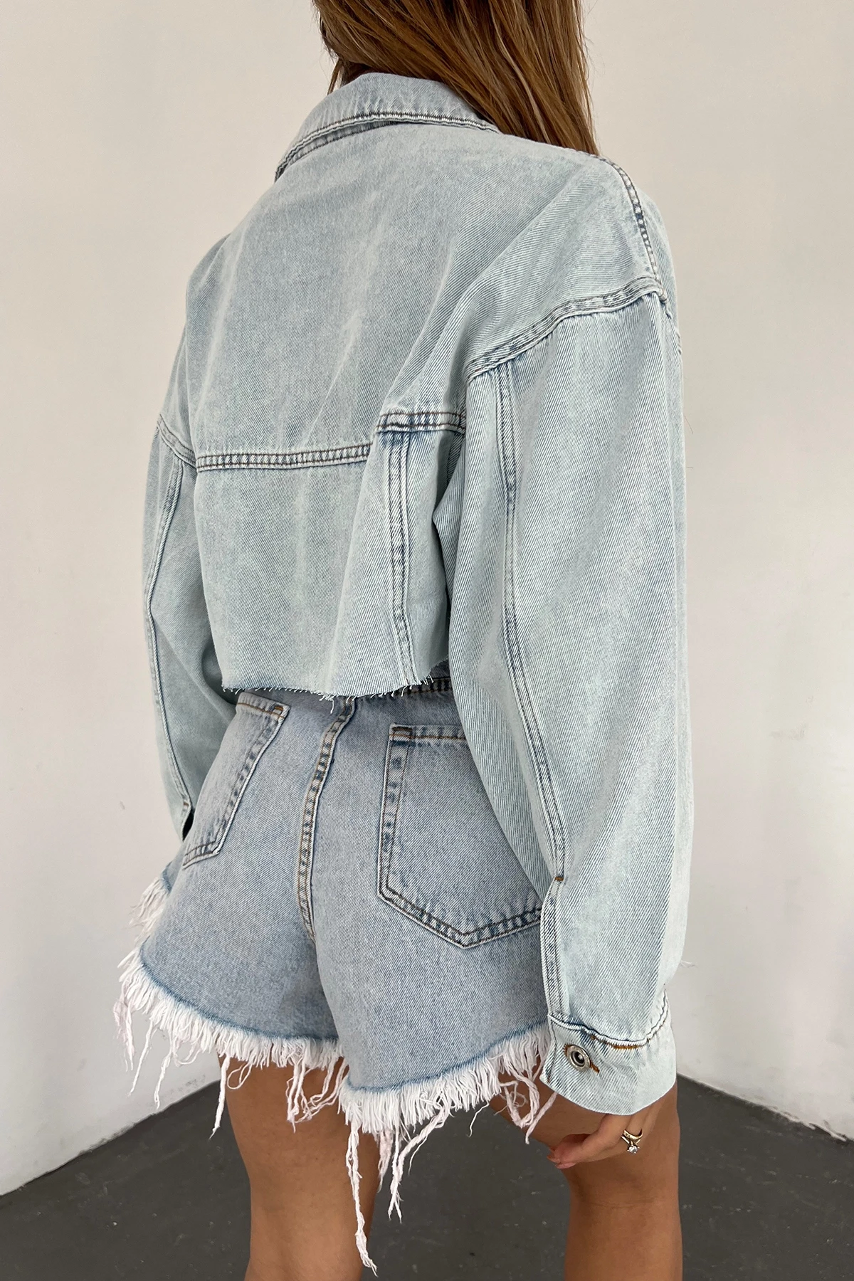 Buz Mavi Çift Cepli Lazer Kesim Yıkamalı Crop Denim Ceket