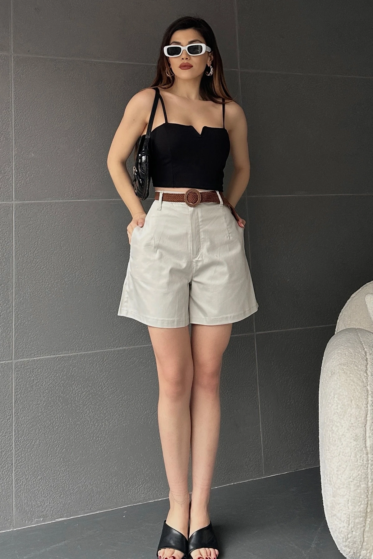 Bej Beli Kemerli Geniş Paçalı Mom Şort