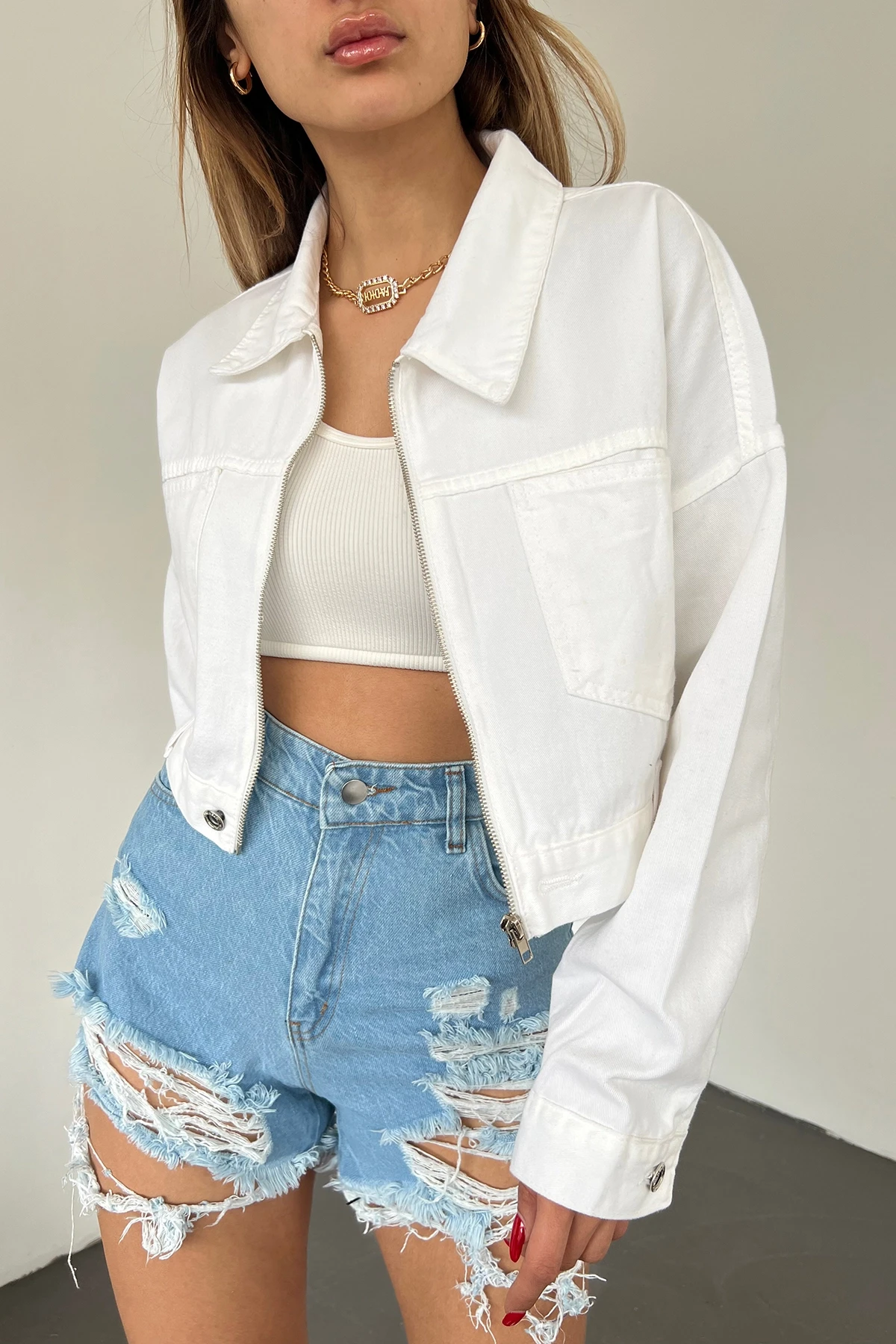 Beyaz Çift Cepli Fermuarlı Yıkamalı Crop Denim Ceket