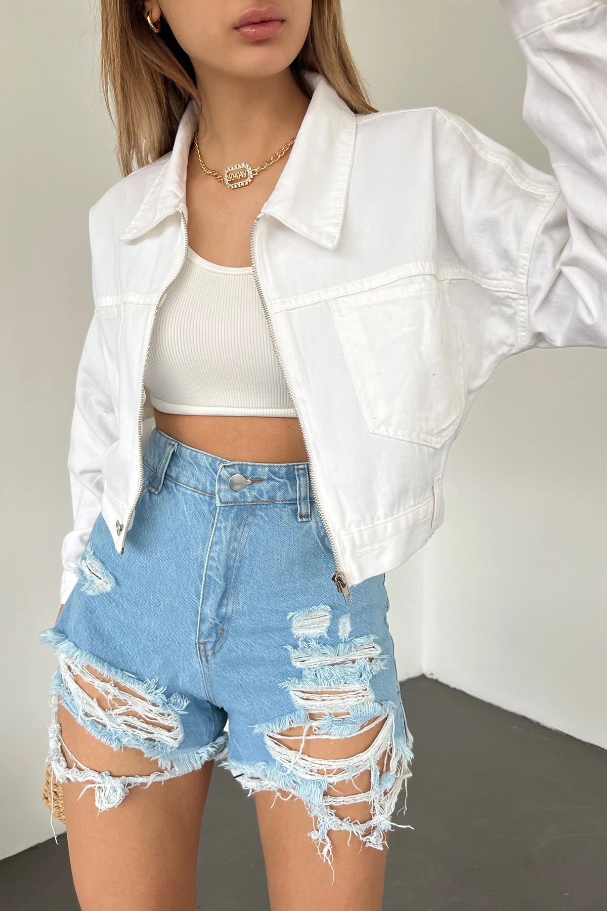 Beyaz Çift Cepli Fermuarlı Yıkamalı Crop Denim Ceket