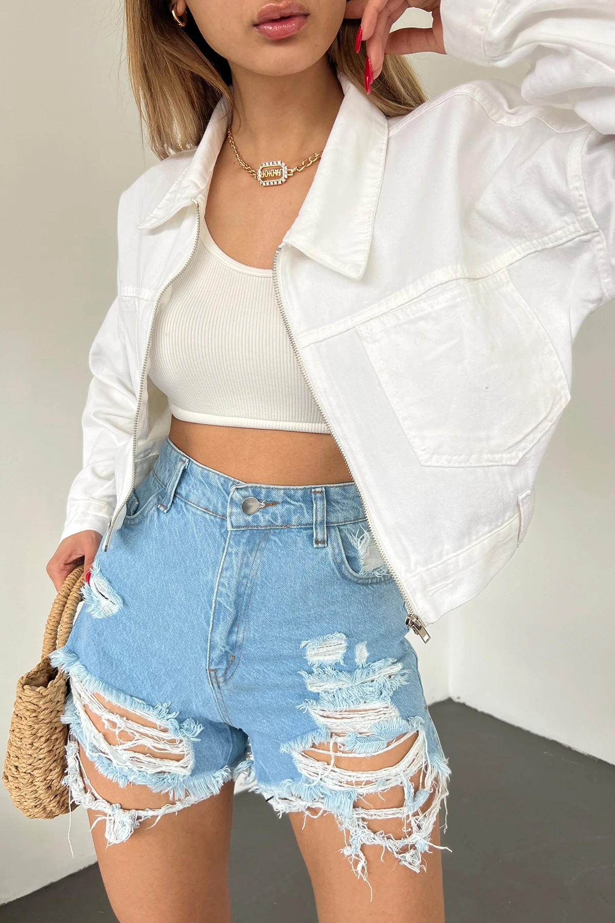 Beyaz Çift Cepli Fermuarlı Yıkamalı Crop Denim Ceket