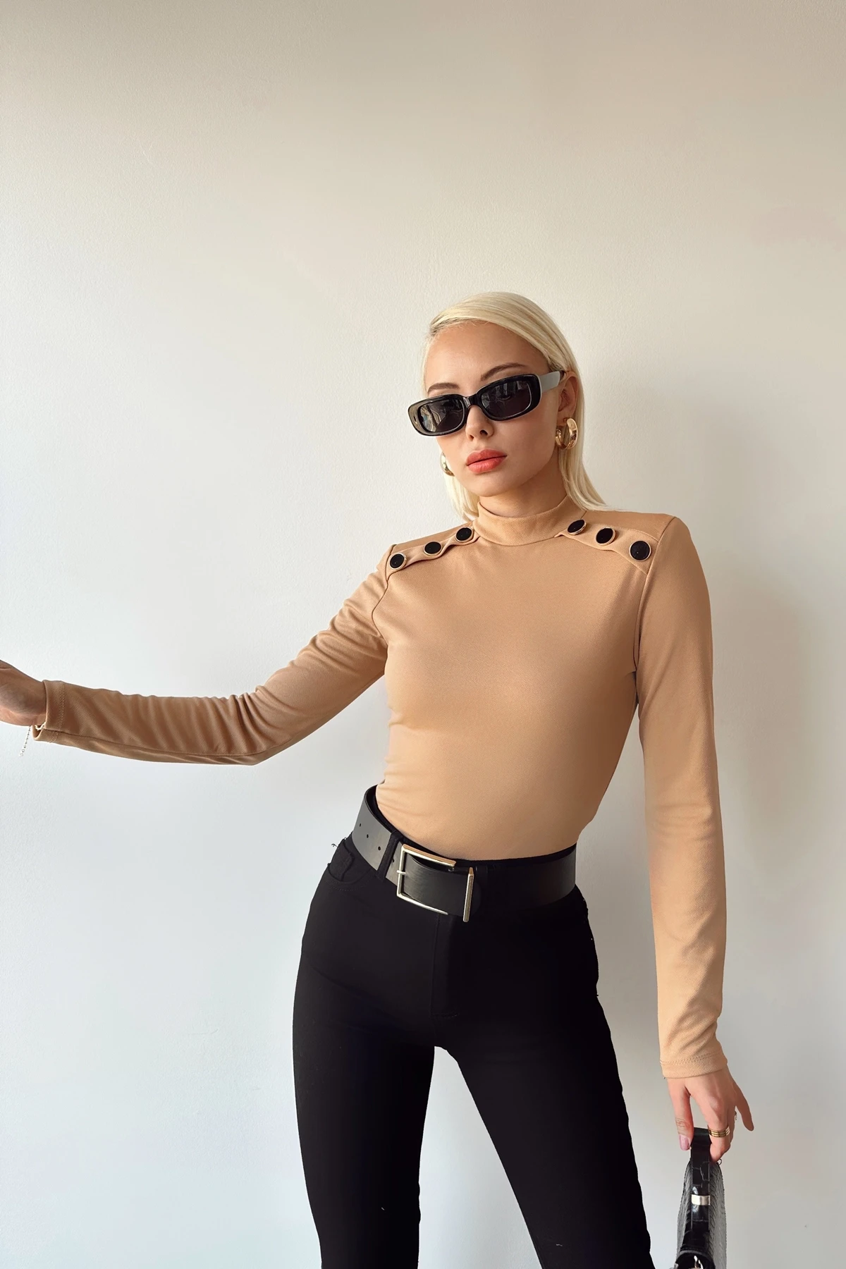 Bisküvi Dik Yaka Omuzu Düğme Detaylı Crep Bluz