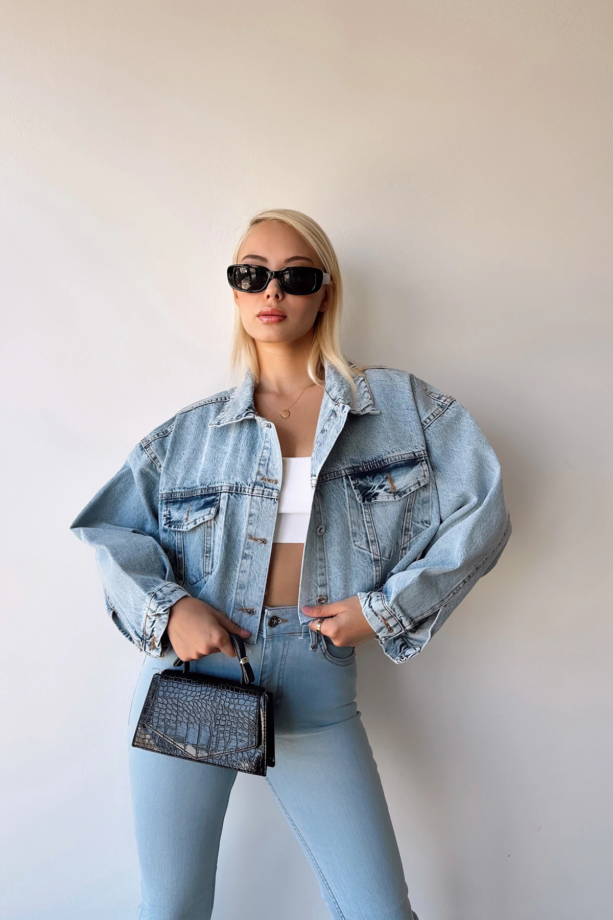 Buz Mavi Çift Cepli Lazer Kesim Yıkamalı Crop Denim Ceket