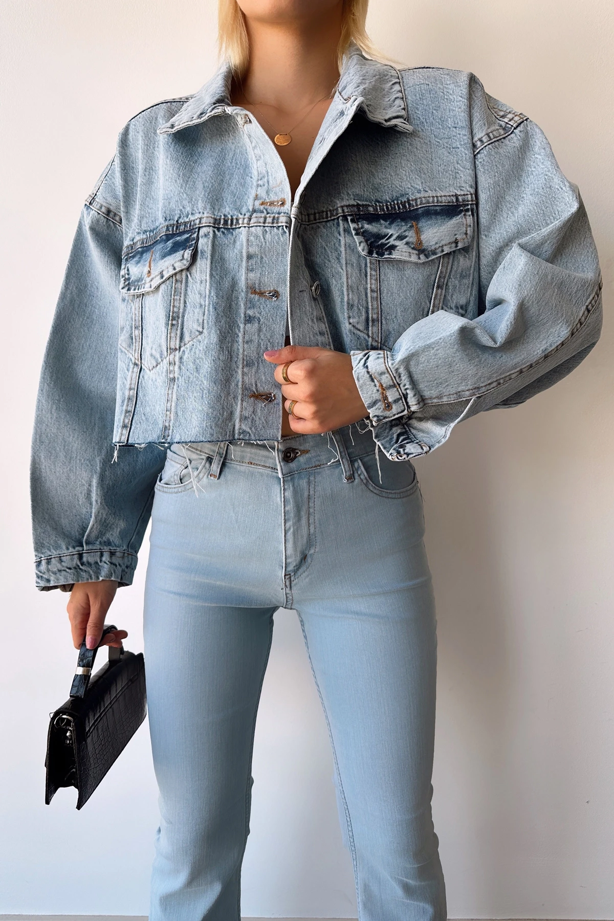 Buz Mavi Çift Cepli Lazer Kesim Yıkamalı Crop Denim Ceket