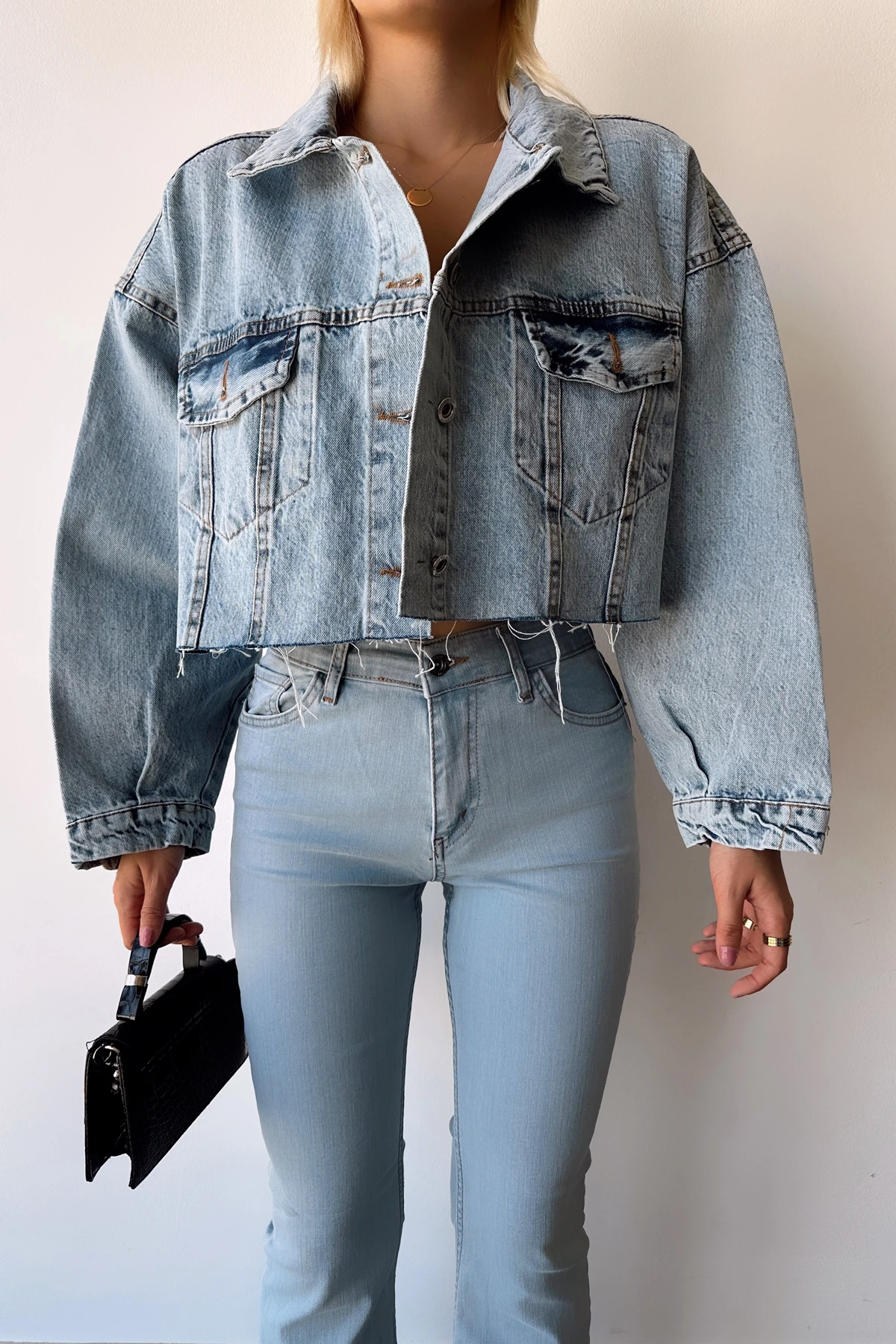 Buz Mavi Çift Cepli Lazer Kesim Yıkamalı Crop Denim Ceket