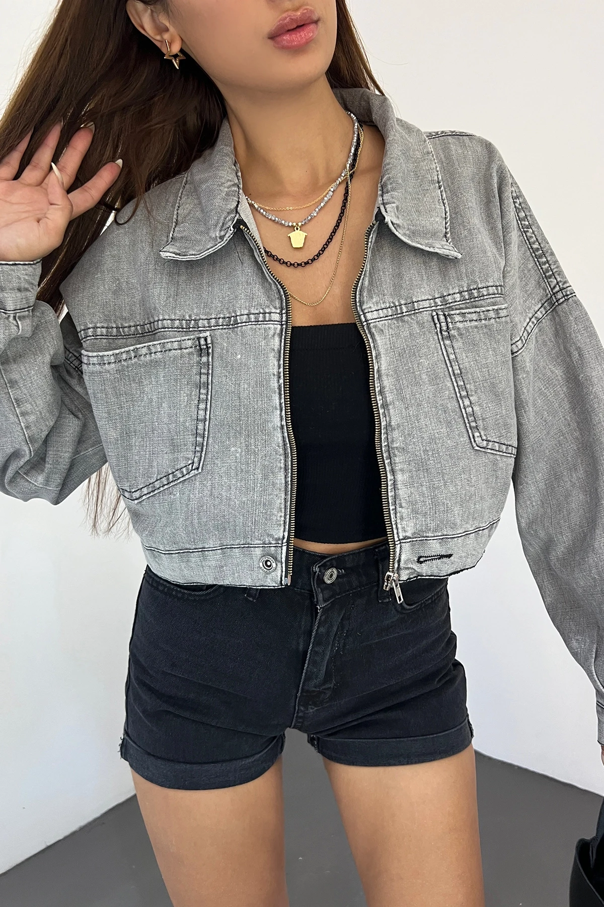 Gri Çift Cepli Fermuarlı Yıkamalı Crop Denim Ceket