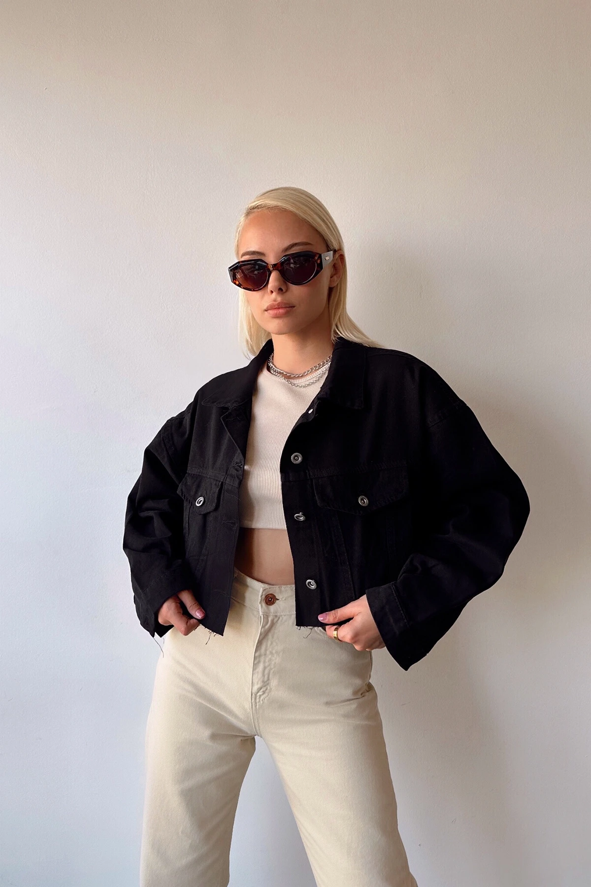 Siyah Çift Cepli Lazer Kesim Yıkamalı Crop Denim Ceket
