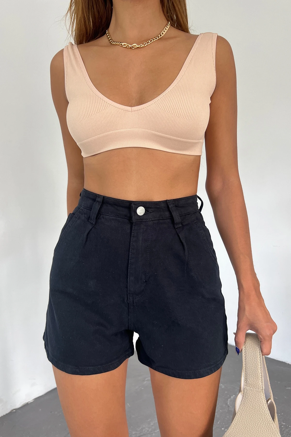Siyah Çift Cepli Pileli Mini Denim Şort