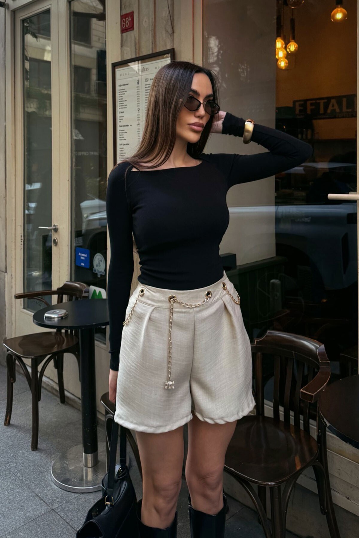 Bej Kuş Gözü Detaylı Zincir Kemerli Mini Dokuma Şort