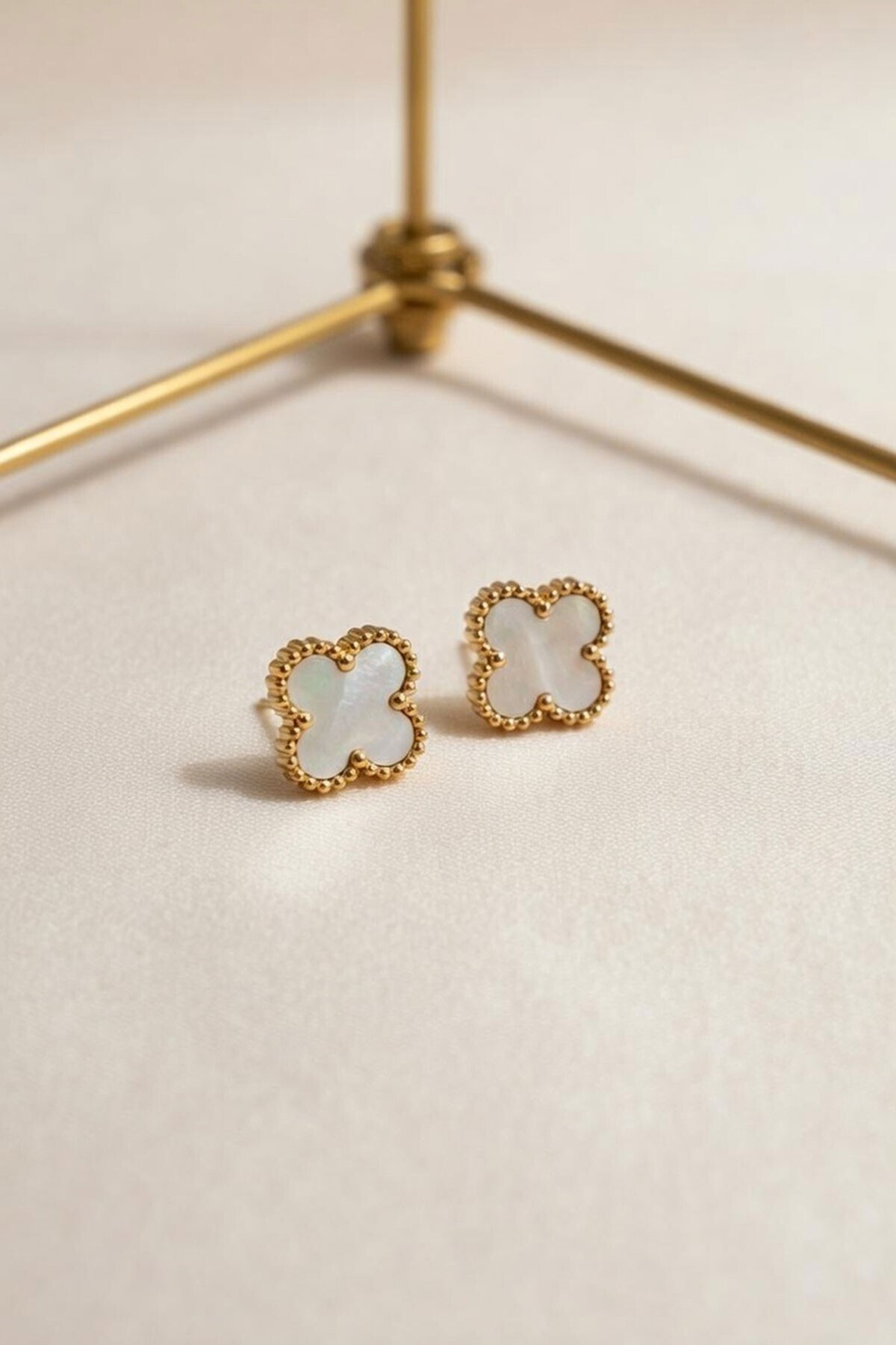 Ekru Yonca Figürlü Gold Kenarlı Küpe