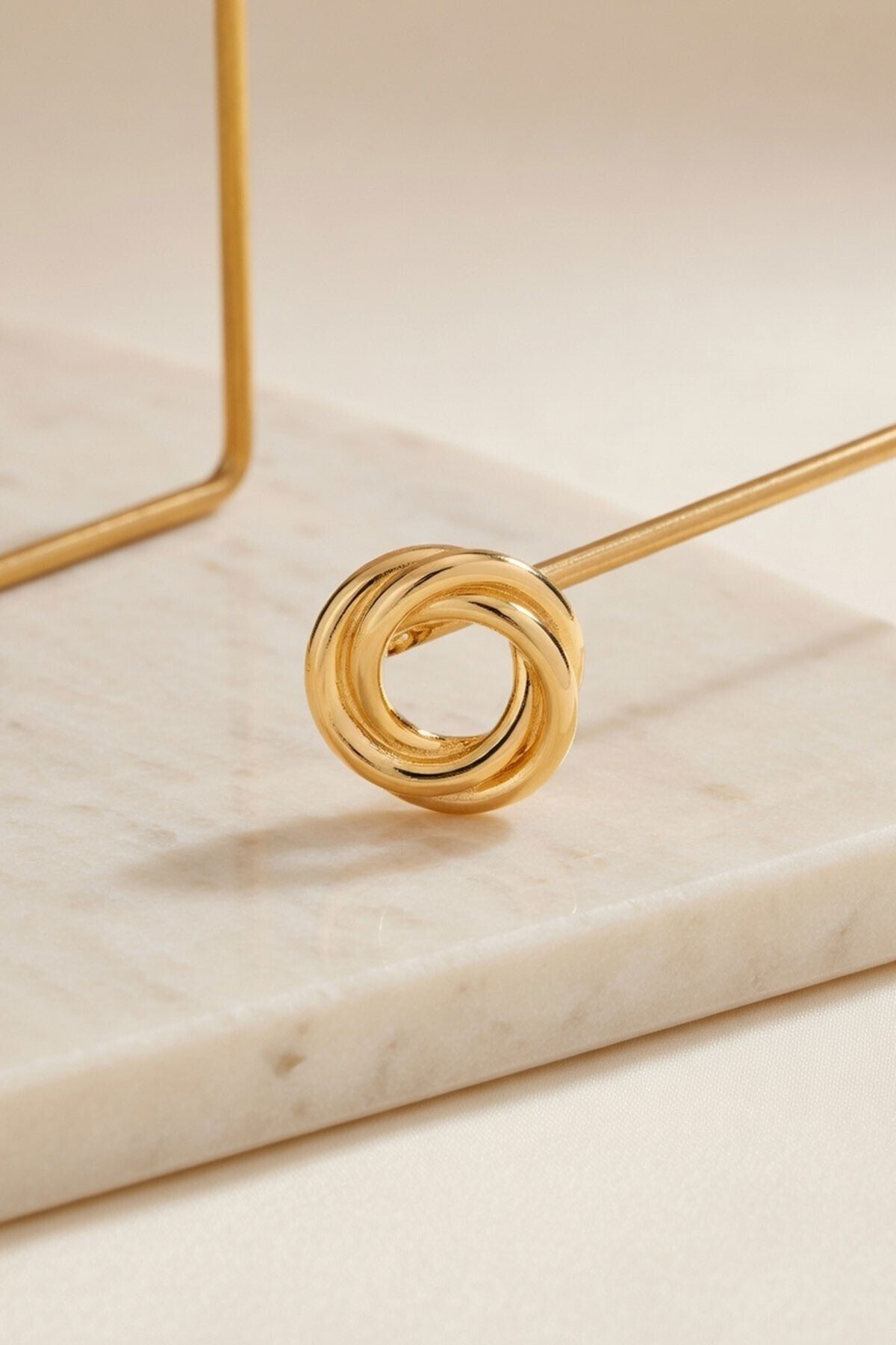 Gold Burgu Detaylı Yuvarlak Mini Halka Küpe