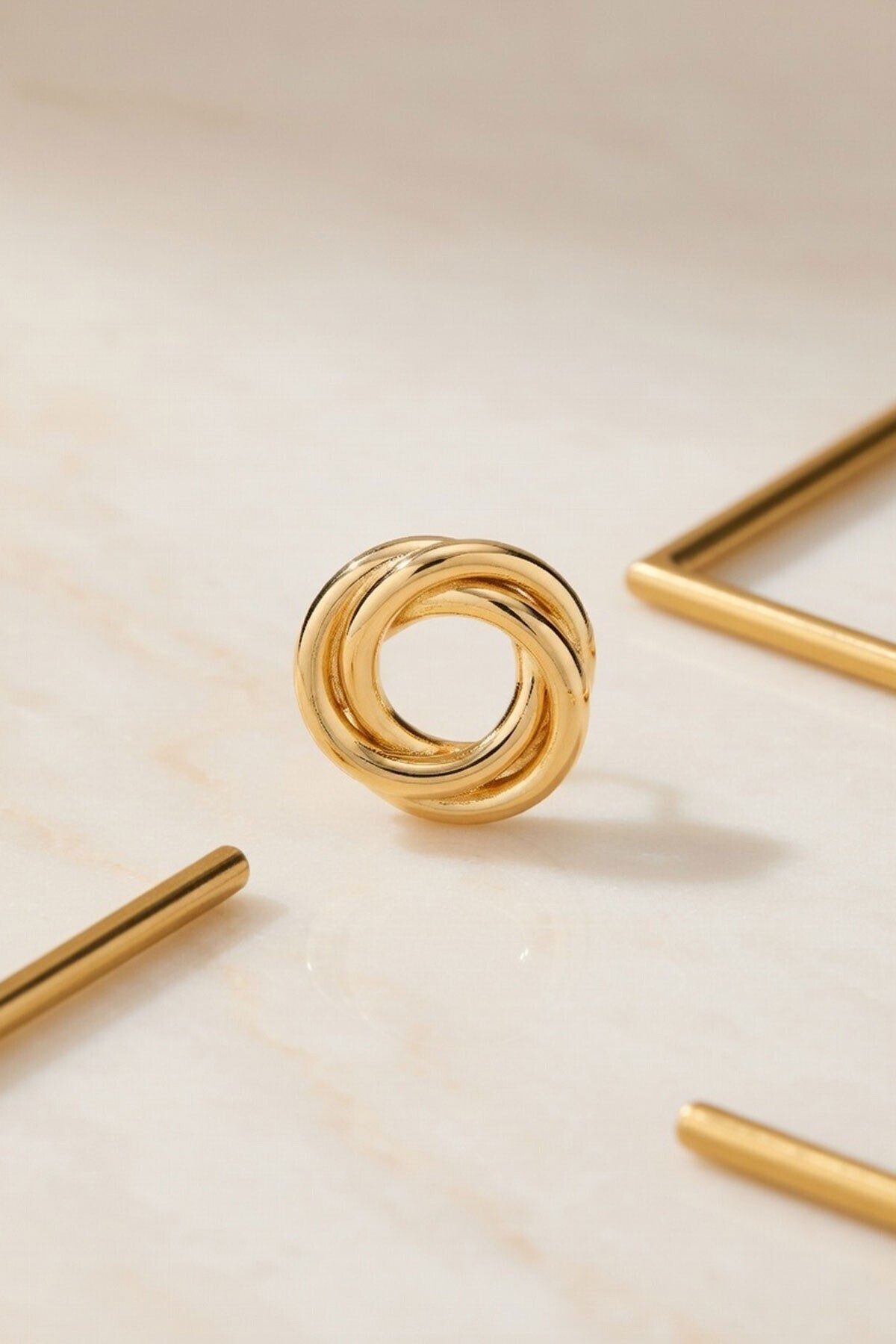Gold Burgu Detaylı Yuvarlak Mini Halka Küpe