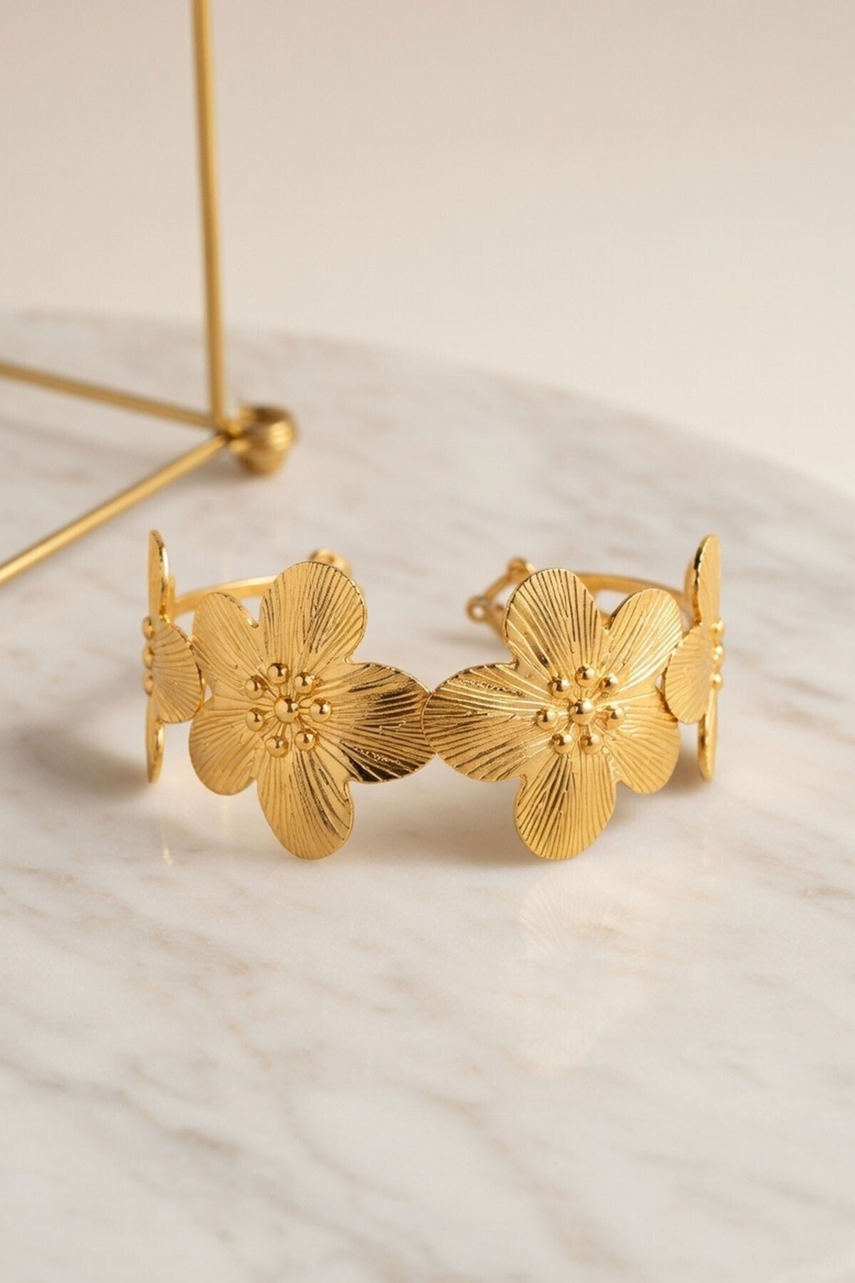 Gold Çiçek Desenli Vintage Esintili Manşet Bileklik