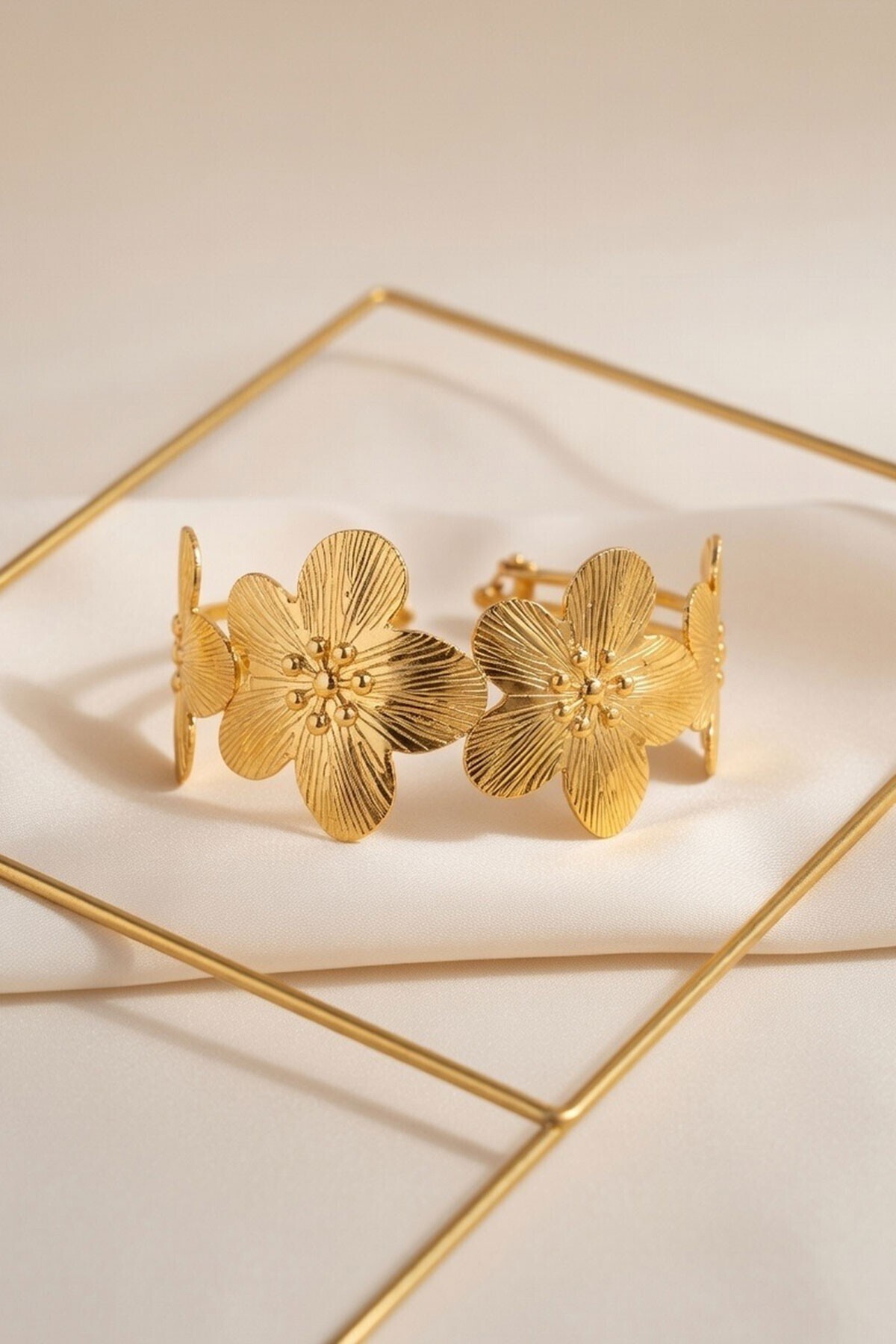 Gold Çiçek Desenli Vintage Esintili Manşet Bileklik