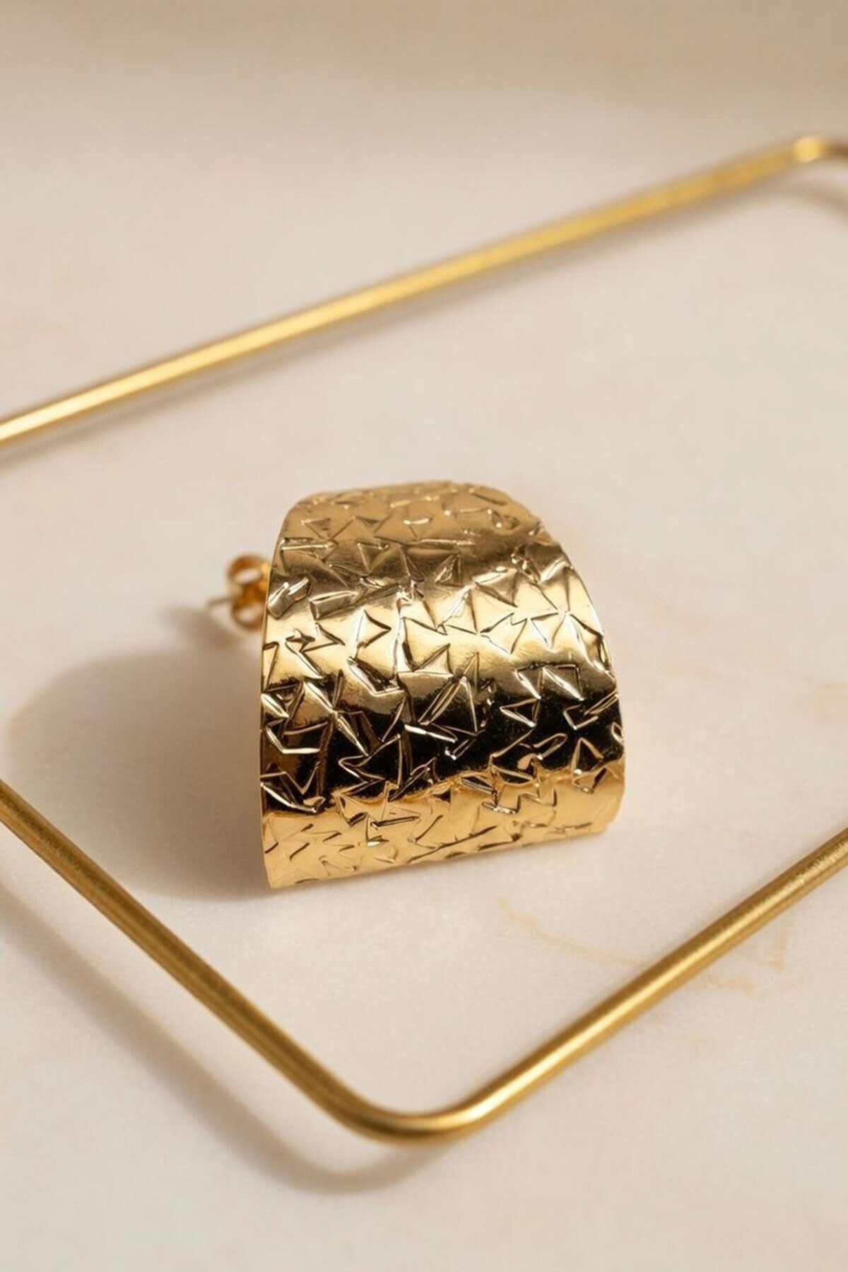 Gold Dokulu Geniş Küpe