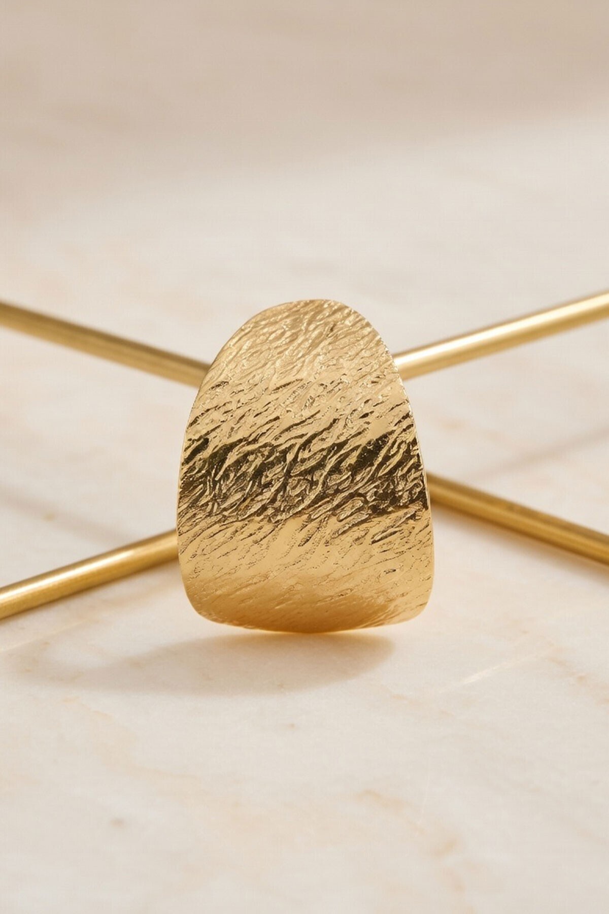 Gold Dövme Dokulu Geniş Küpe