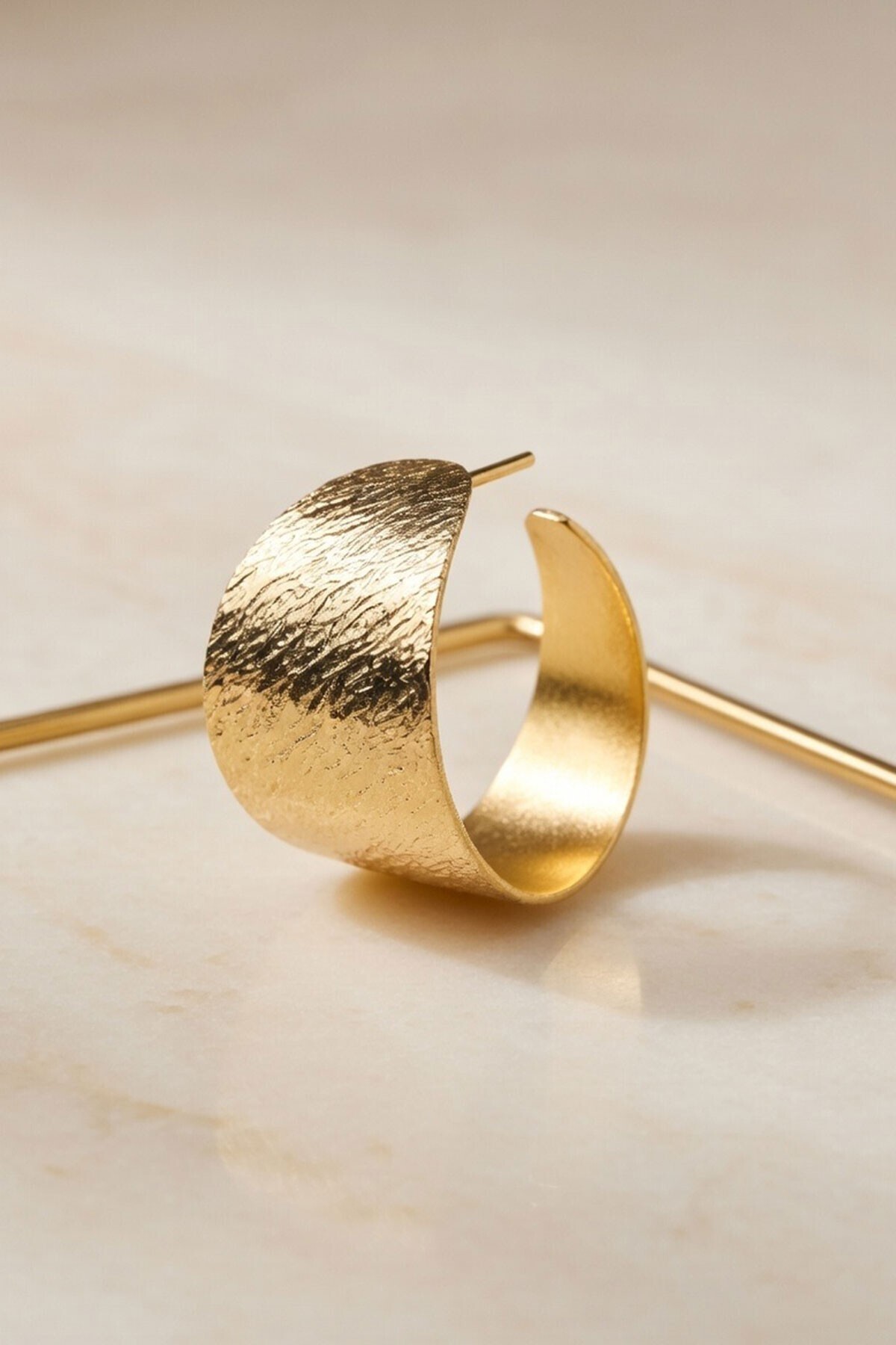 Gold Dövme Dokulu Geniş Küpe