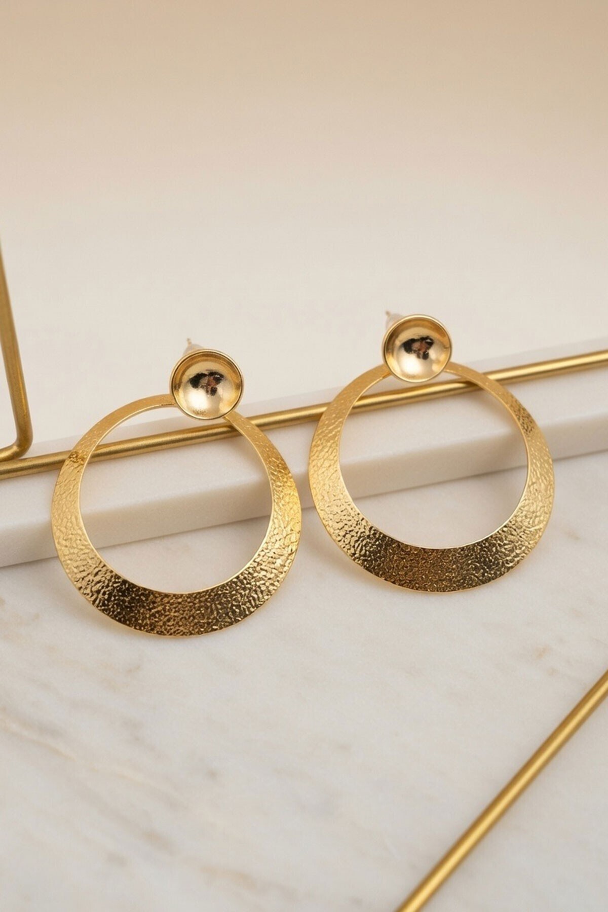 Gold Dövülmüş Dokuya Sahip Halka Küpe