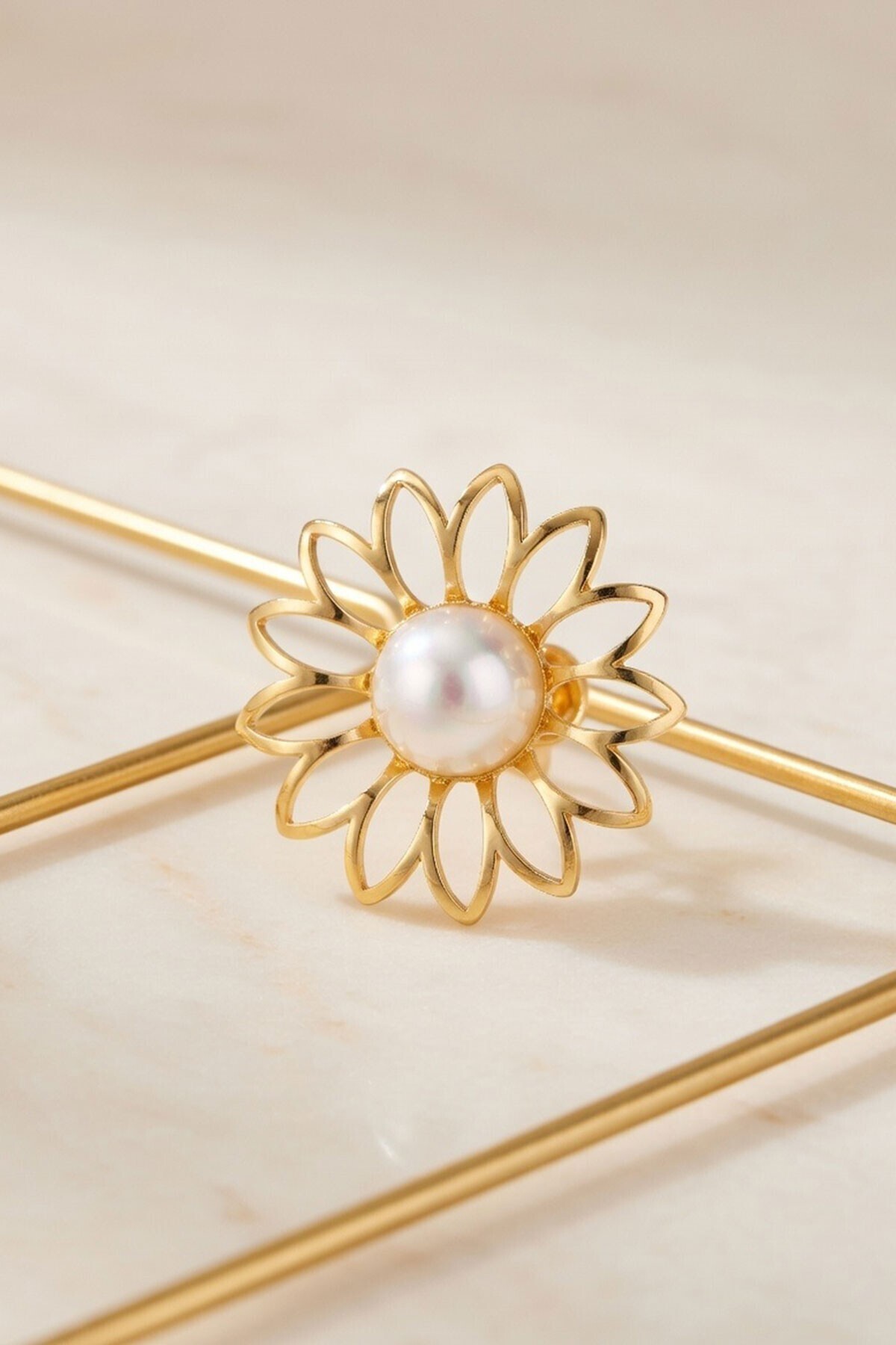 Gold Güneş Tasarım İnci Küpe