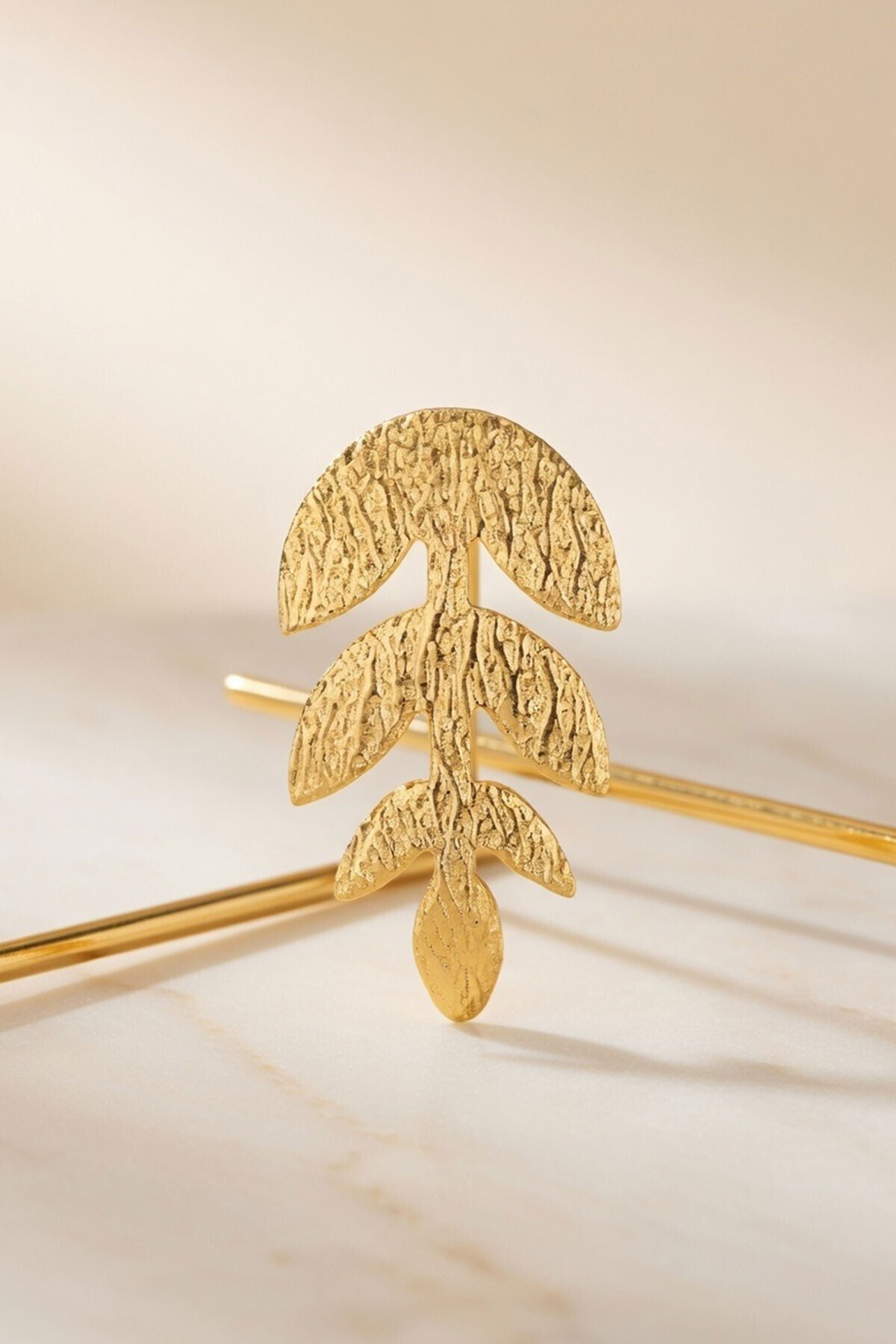 Gold Yaprak Desenli Dokulu Sallantılı Küpe