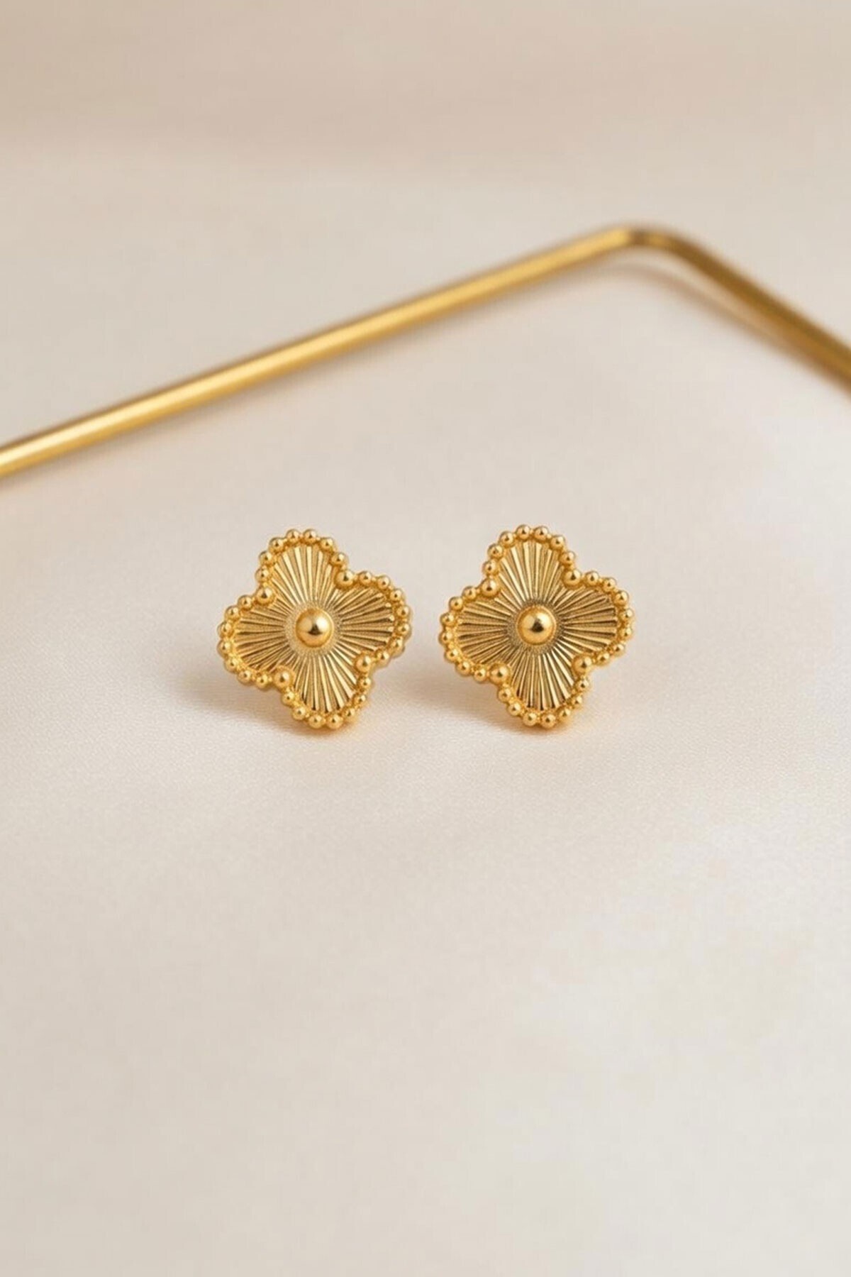 Gold Yonca Figürlü Gold Kenarlı Küpe