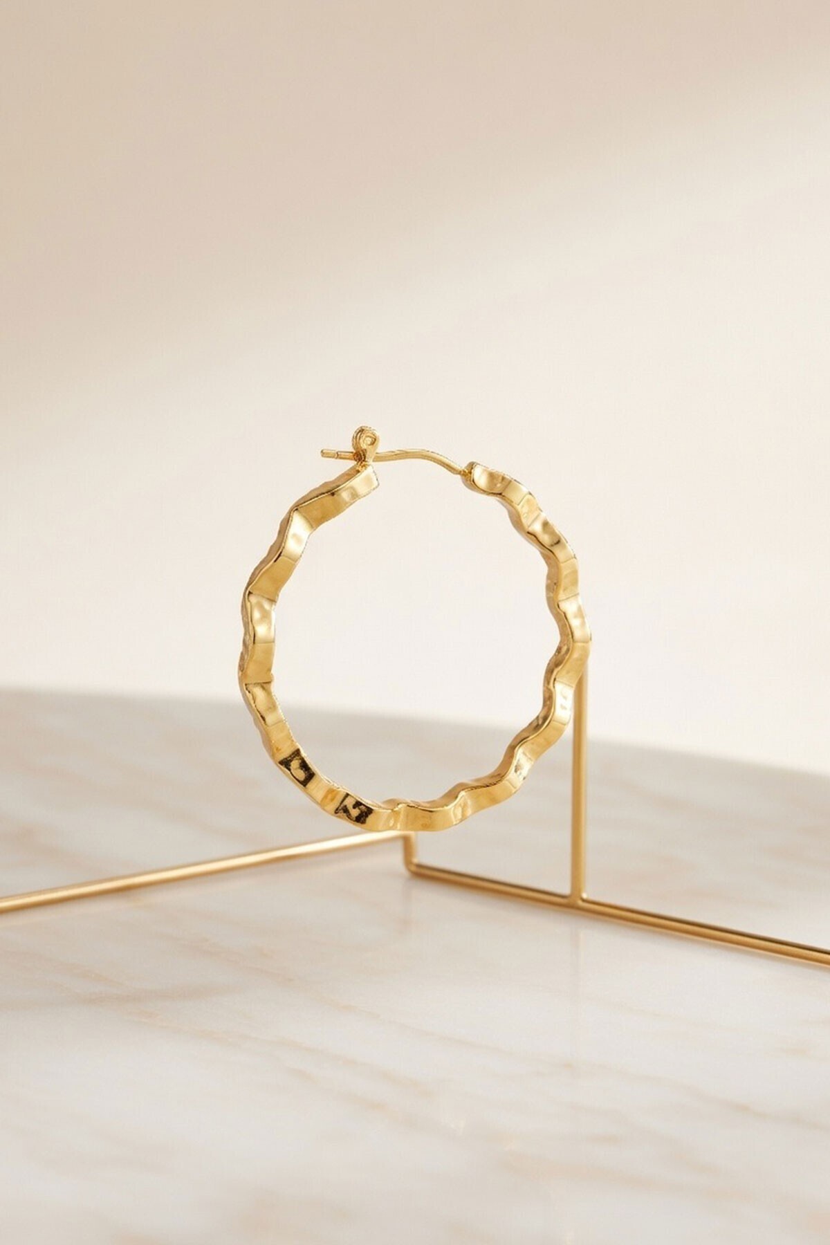 Gold Zigzag Kesim Detaylı Halka Küpe