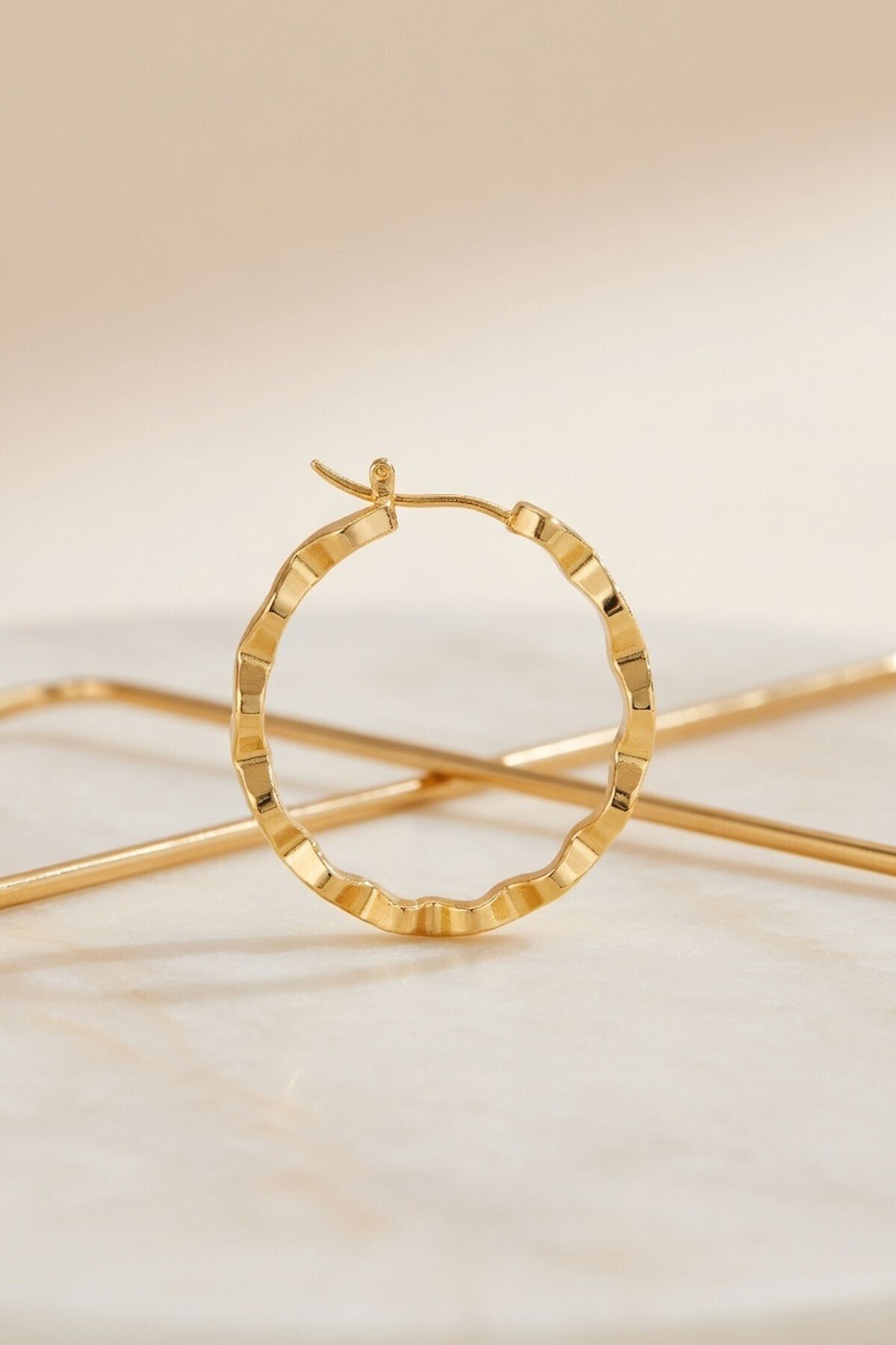 Gold Zigzag Kesim Detaylı Halka Küpe