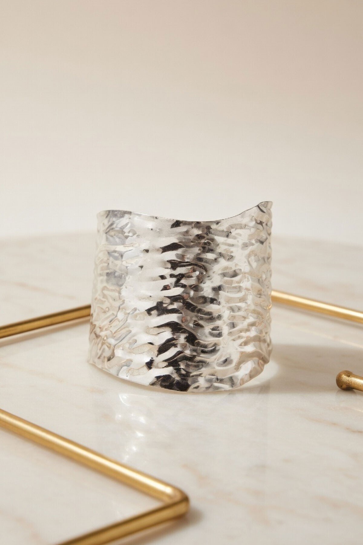 Gümüş Dövme Dokulu Geniş Kelepçe Bileklik