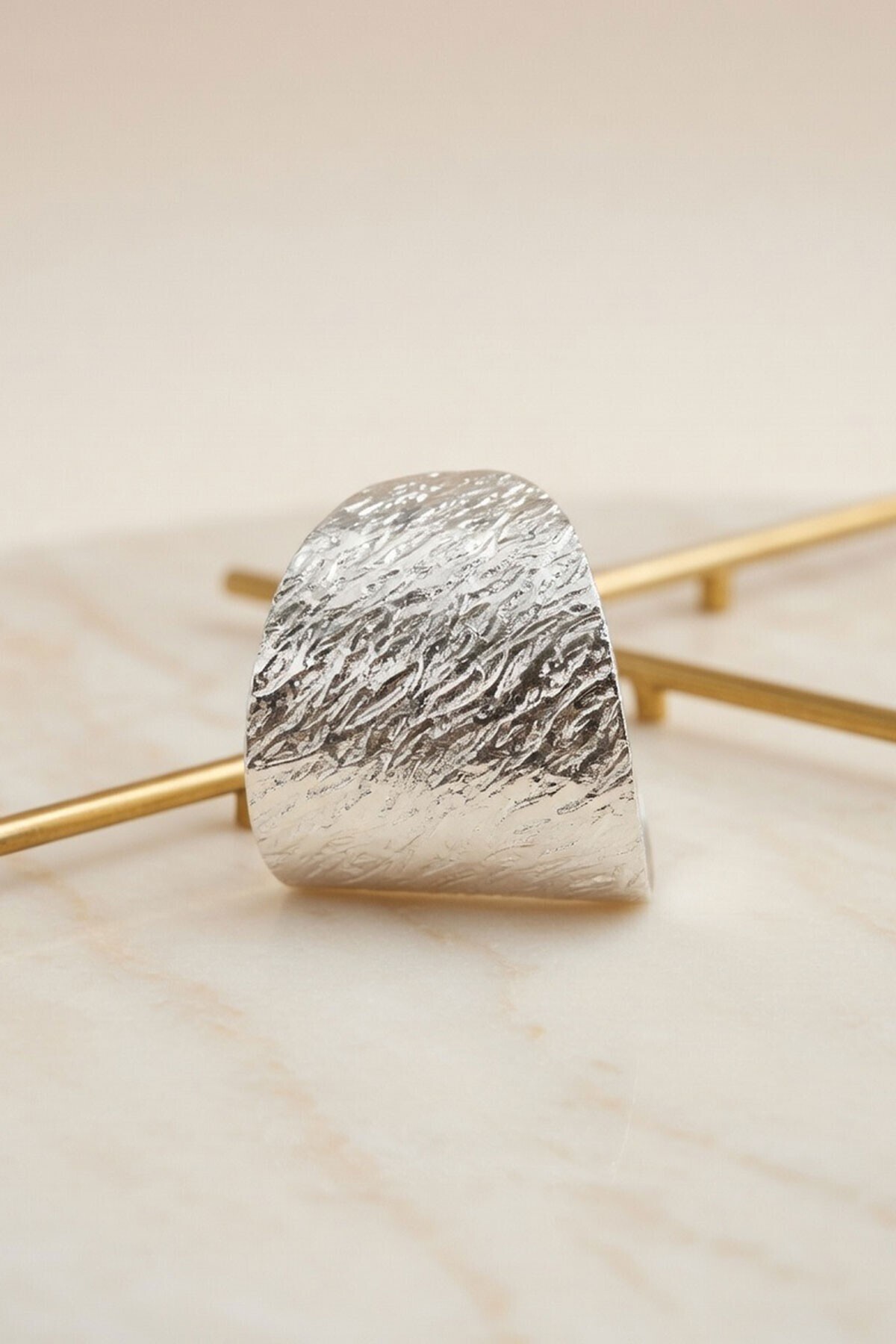 Silver Dövme Dokulu Geniş Küpe