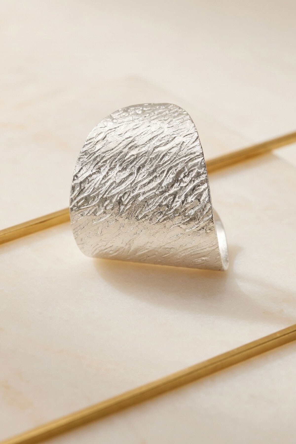 Silver Dövme Dokulu Geniş Küpe
