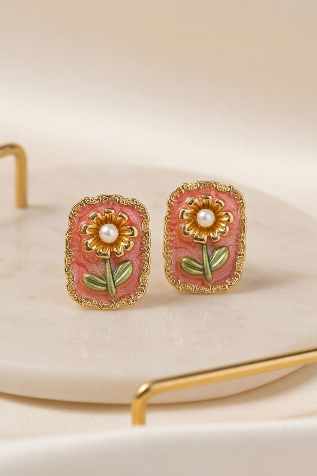 Somon İnci Detaylı Çiçek Figürlü Madalyon Küpe