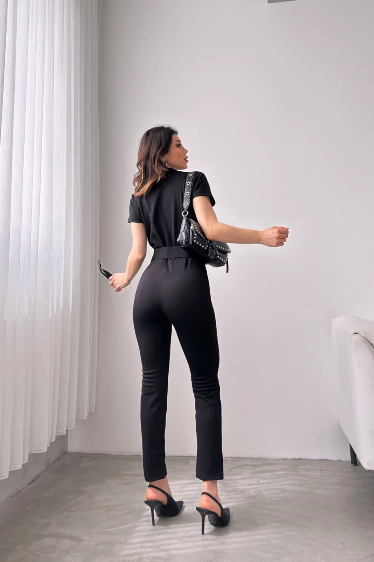 Siyah Yakalı Beli Kemerli Tulum