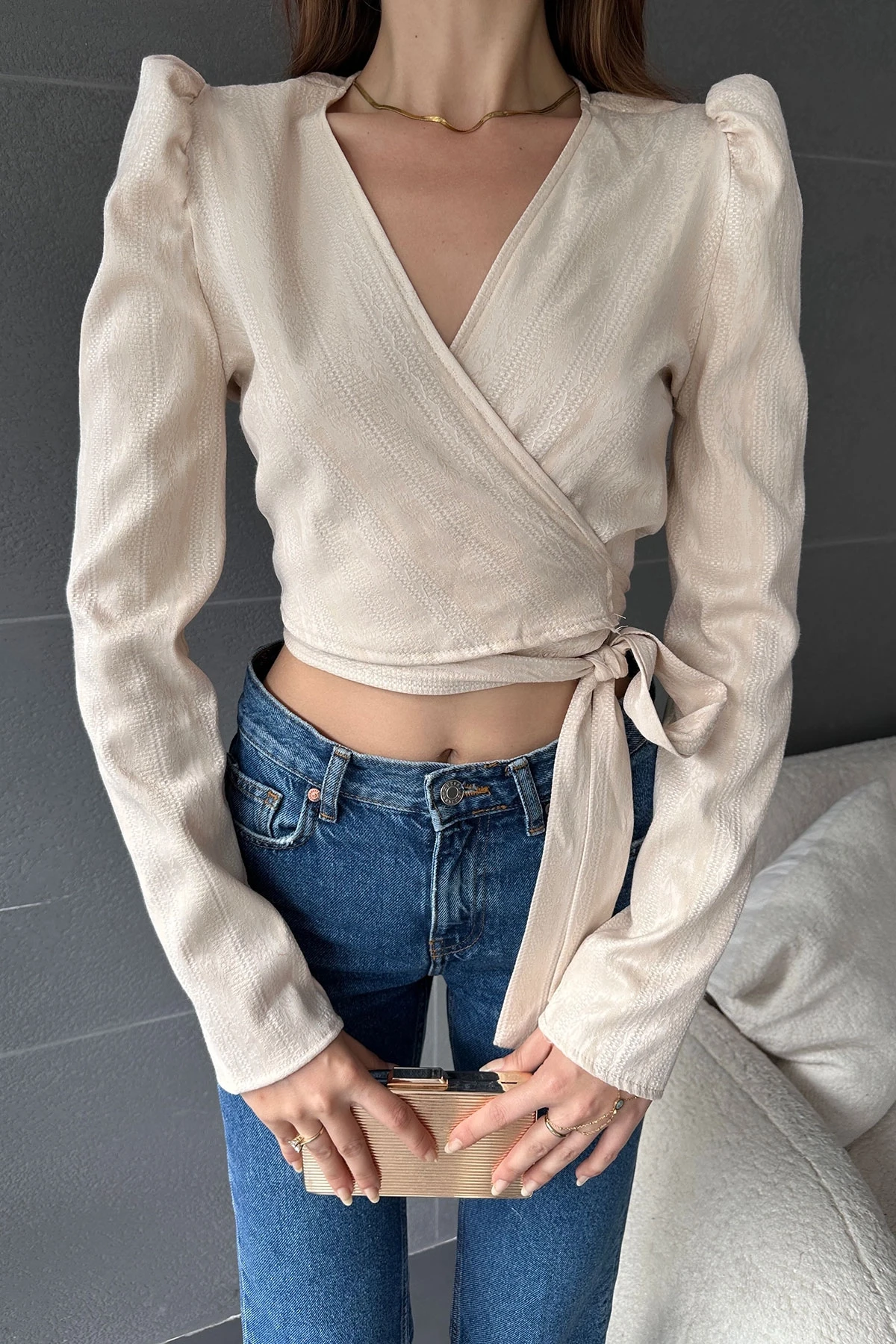 Bej Kruvaze Yaka Beli Kuşaklı Crop Bluz