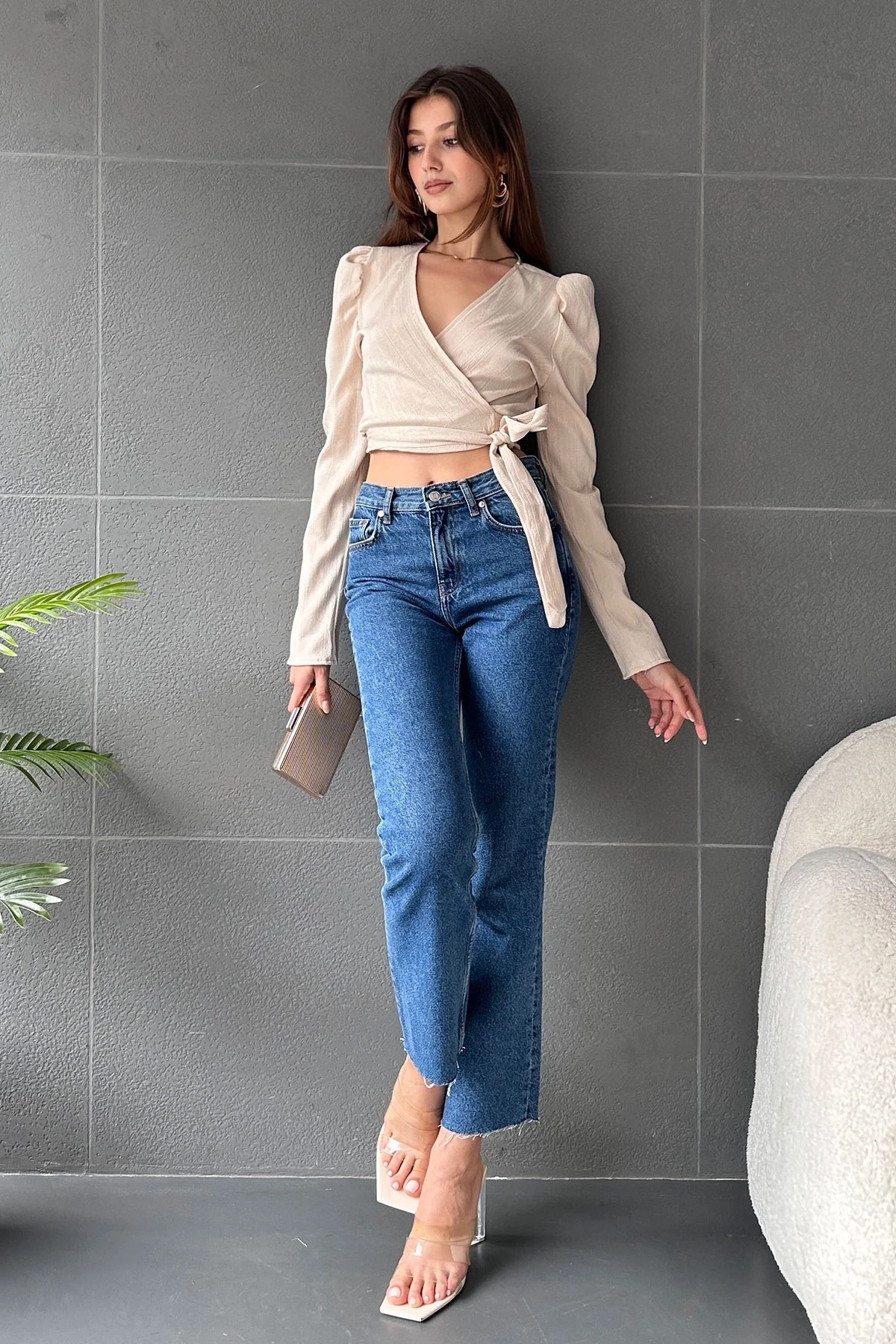 Bej Kruvaze Yaka Beli Kuşaklı Crop Bluz