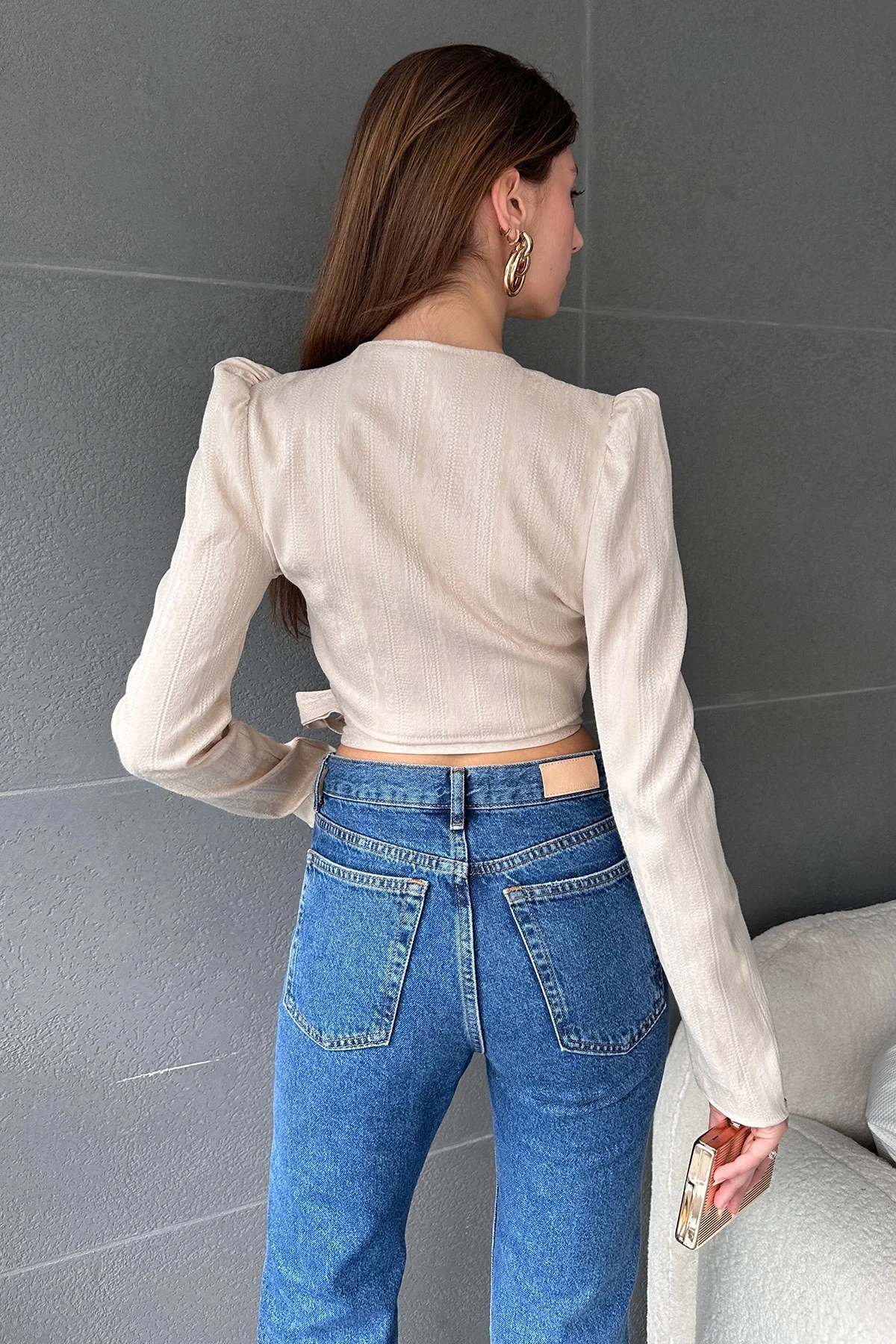 Bej Kruvaze Yaka Beli Kuşaklı Crop Bluz