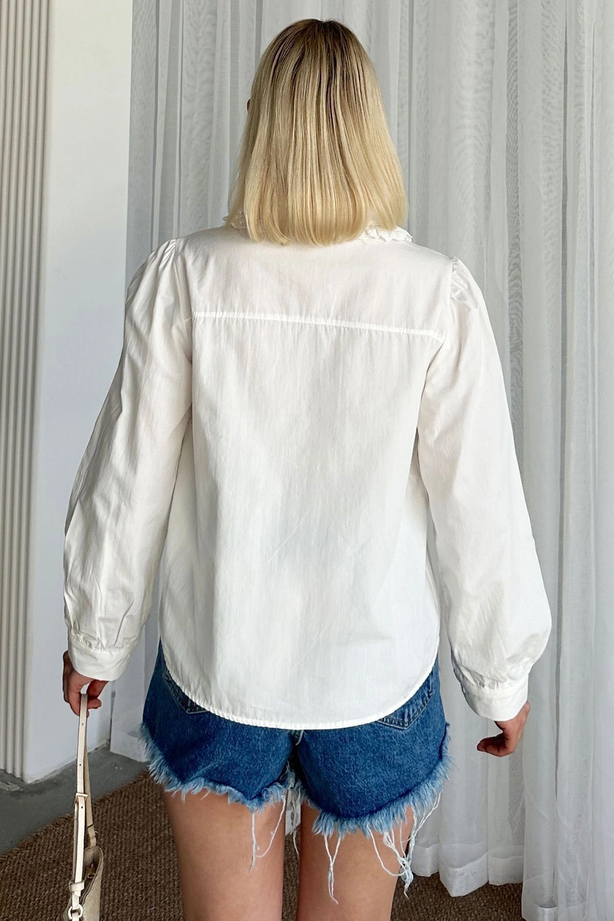 Beyaz Bebe Yaka Dantel Işlemeli Nervür Dikişli Gömlek