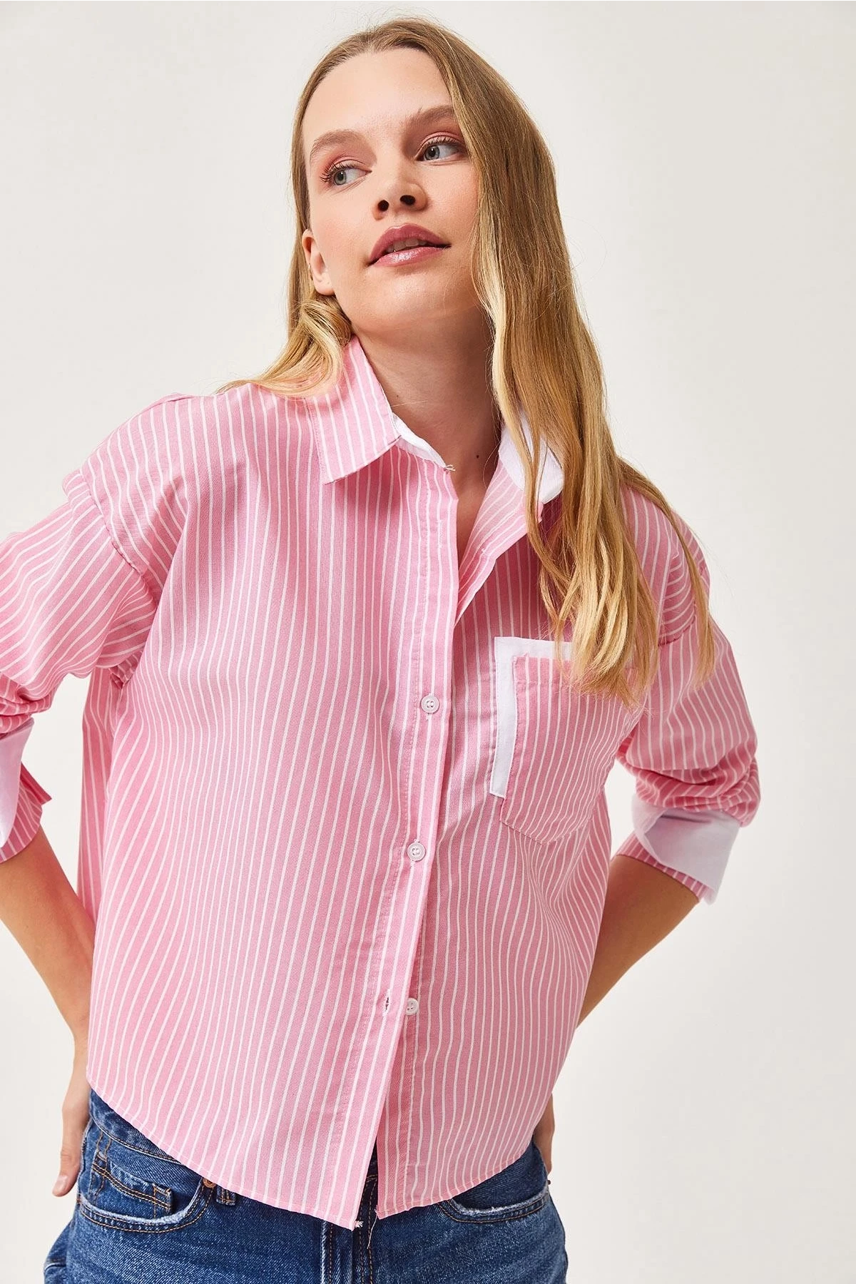 Pembe Manşet Ve Cepleri Garnili Çizgili Oversize Crop Dokuma Gömlek