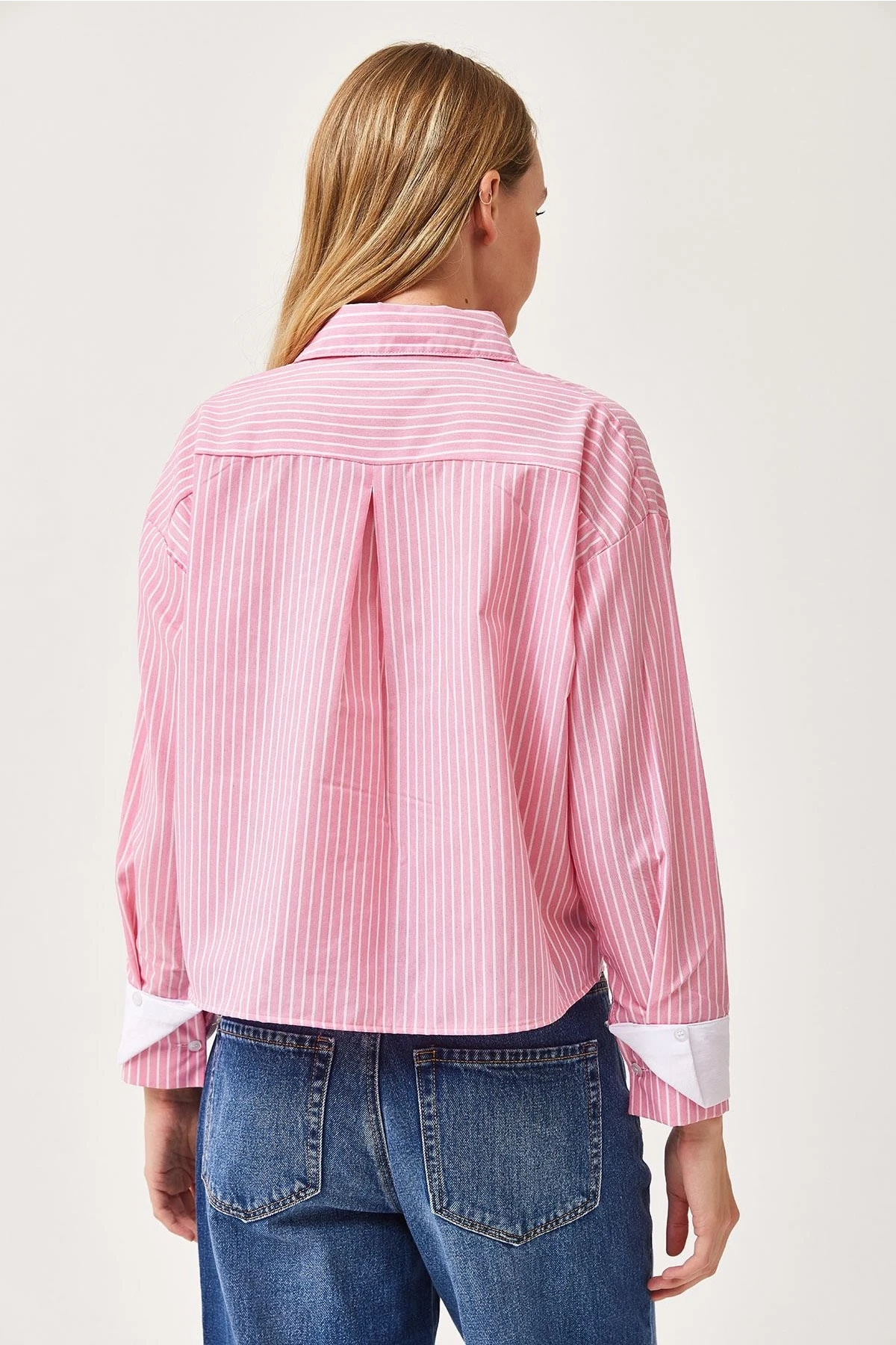 Pembe Manşet Ve Cepleri Garnili Çizgili Oversize Crop Dokuma Gömlek