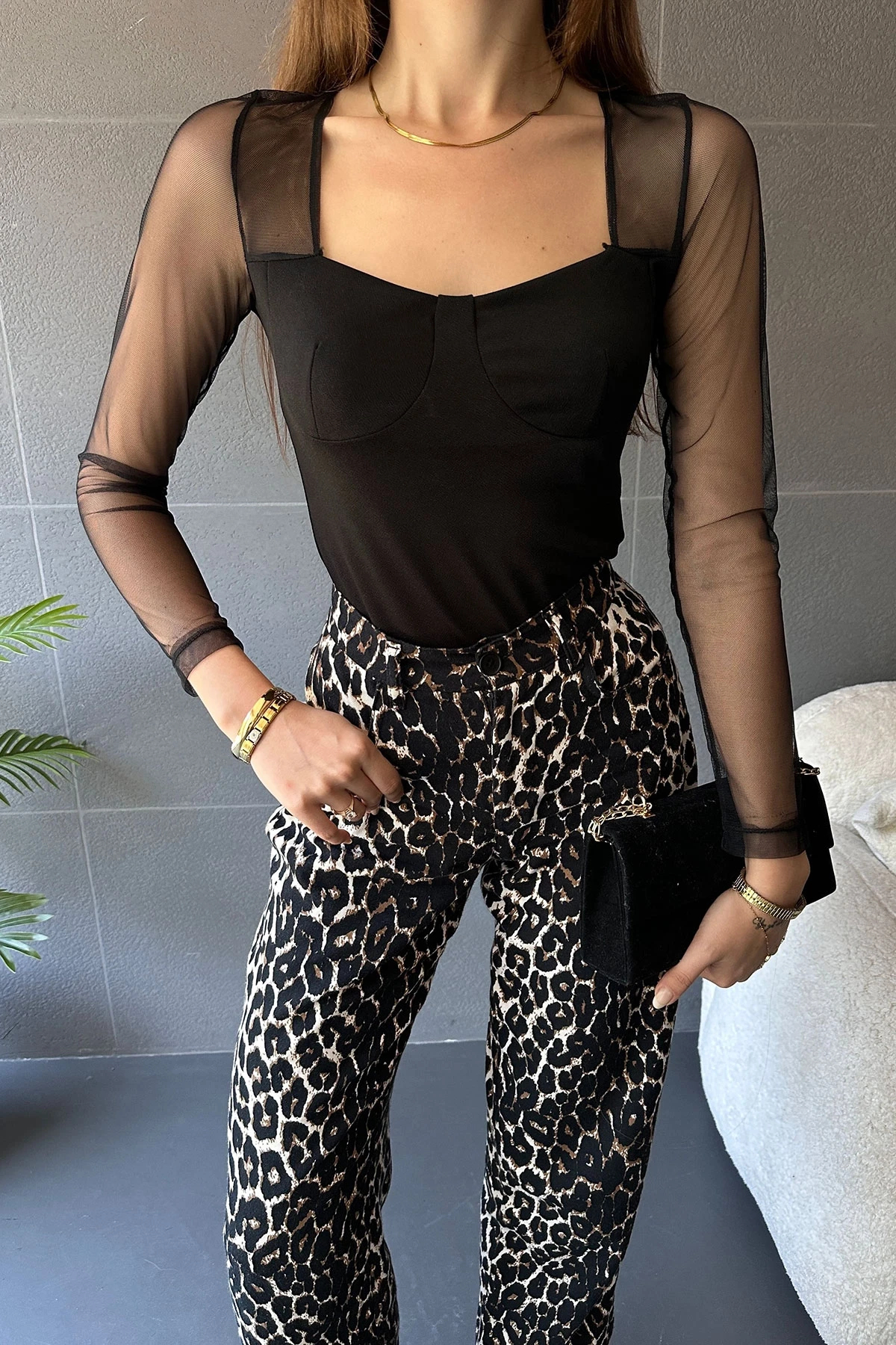 Siyah Kare Yaka Tül Detaylı Bluz