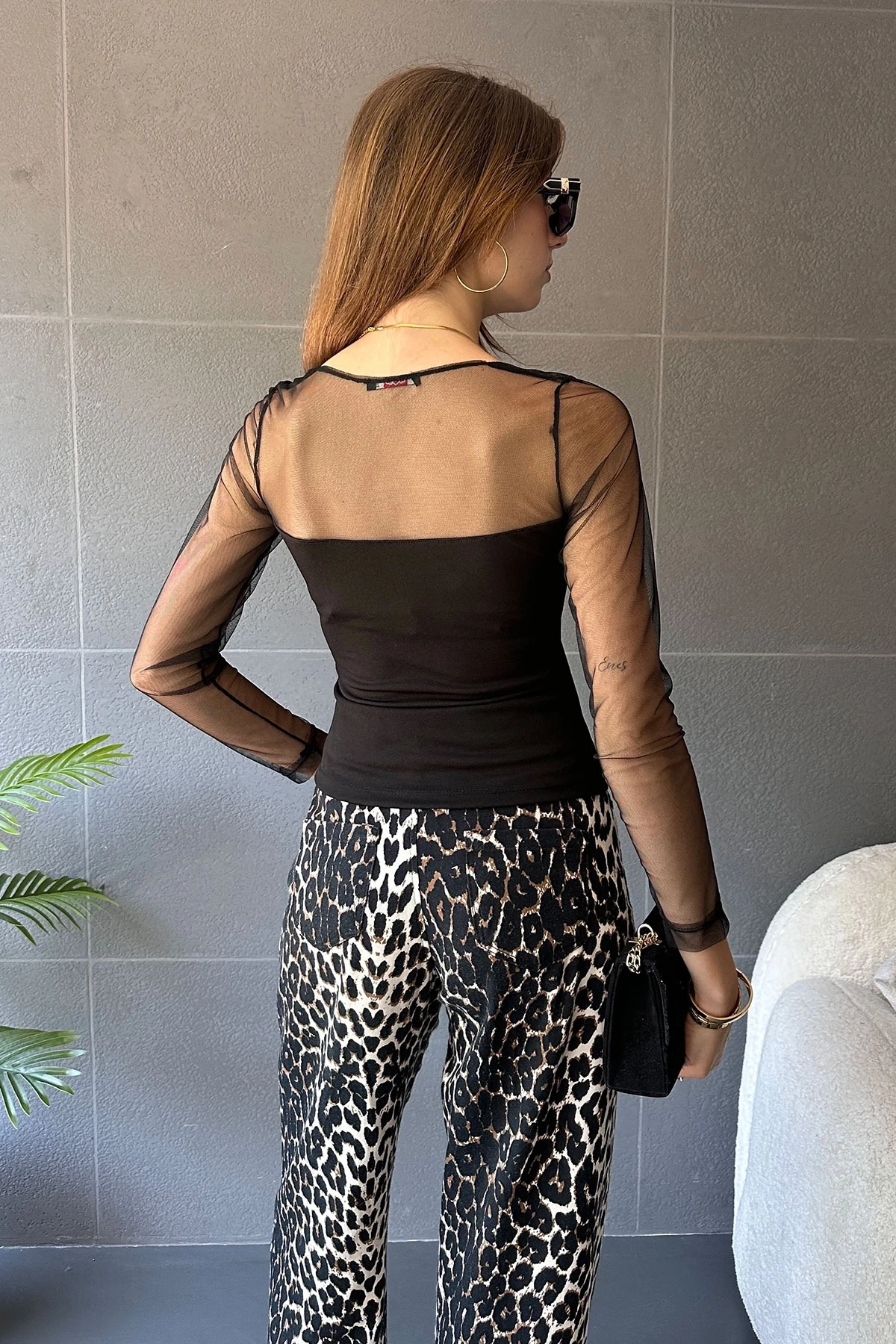 Siyah Kare Yaka Tül Detaylı Bluz