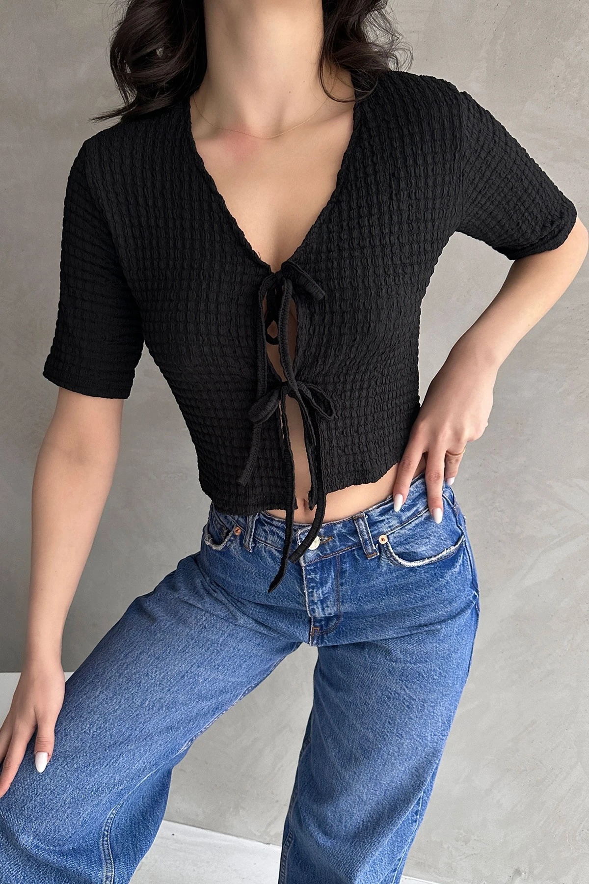 Siyah V Yaka Önü Bağlamalı Gofre Crop Bluz