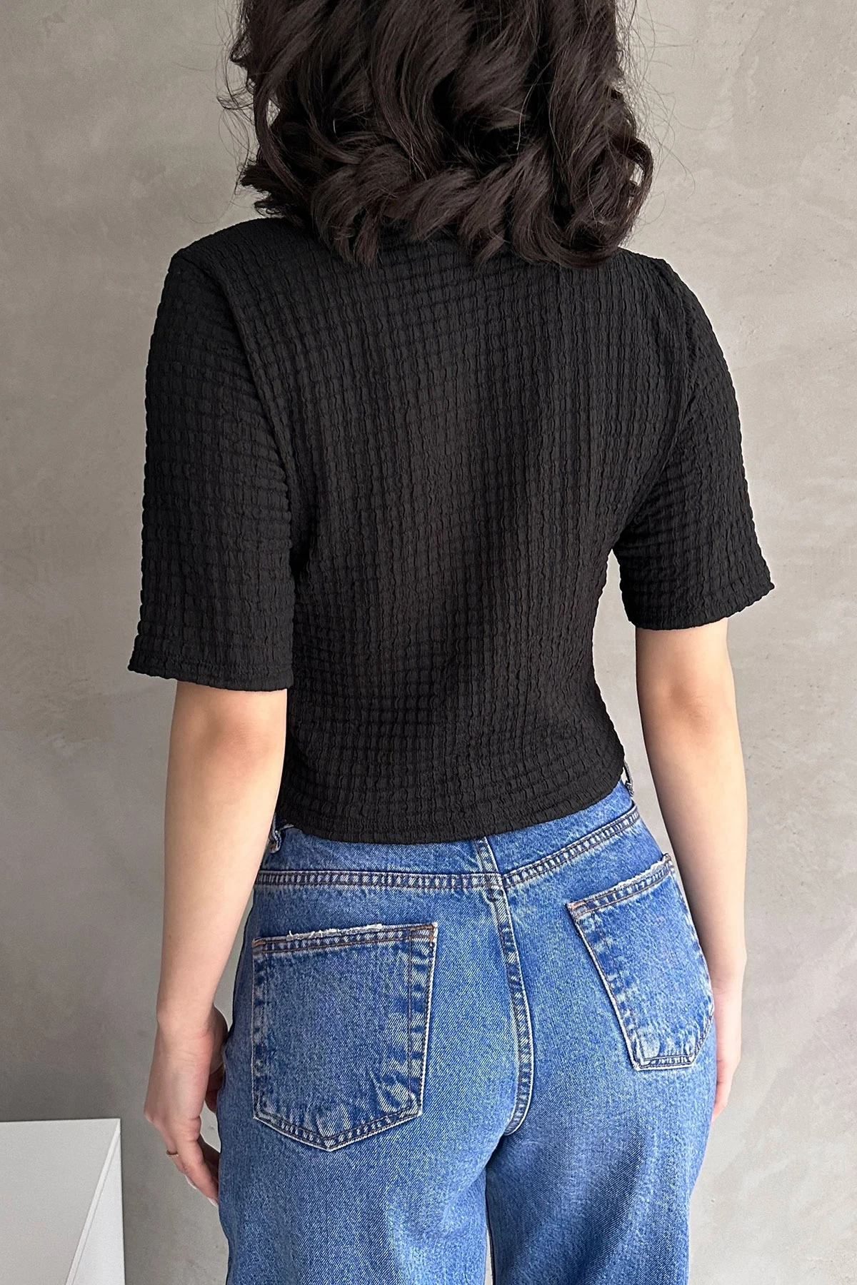 Siyah V Yaka Önü Bağlamalı Gofre Crop Bluz