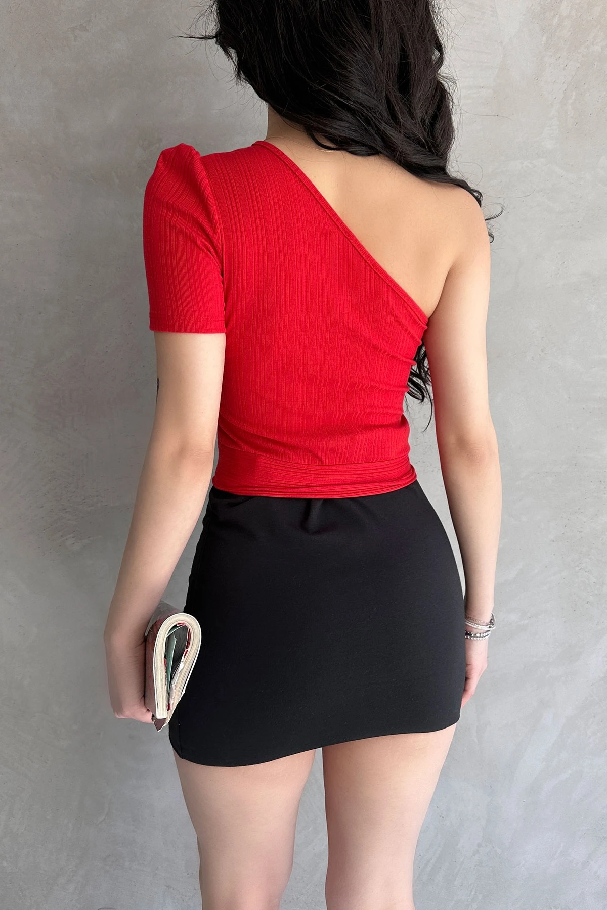 Kırmızı Tek Omuz Zincir Detaylı Crop Bluz