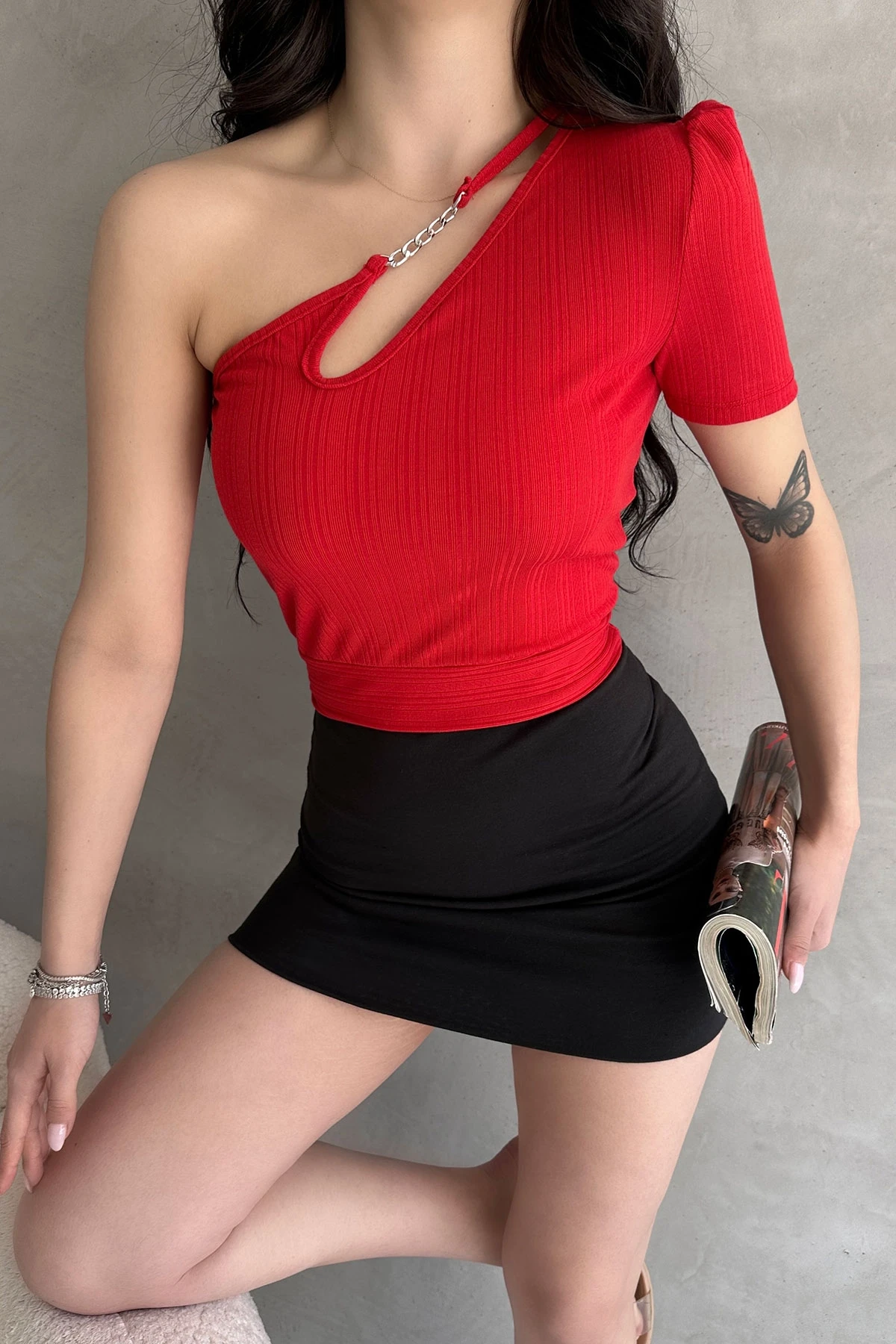 Kırmızı Tek Omuz Zincir Detaylı Crop Bluz