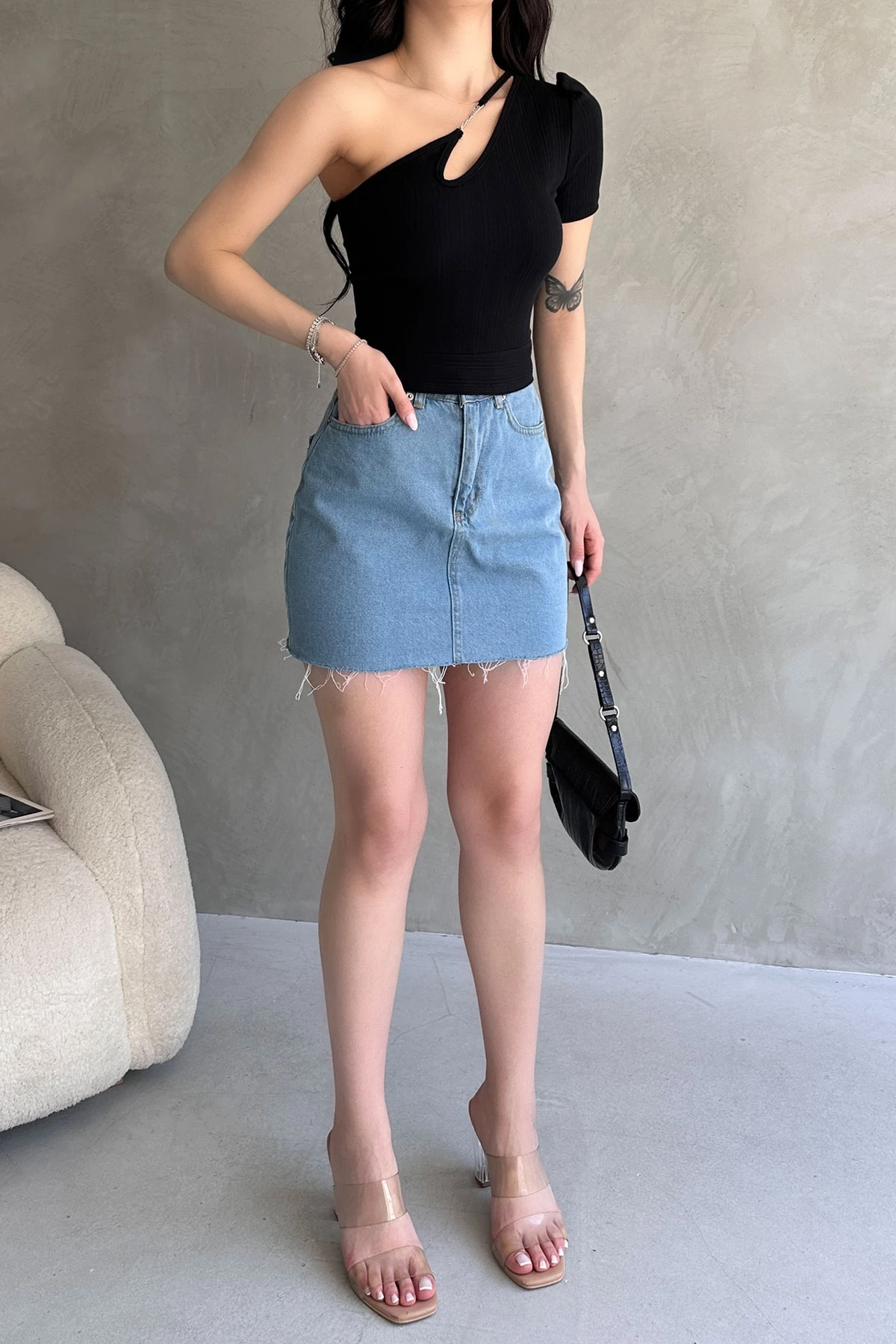 Siyah Tek Omuz Zincir Detaylı Crop Bluz
