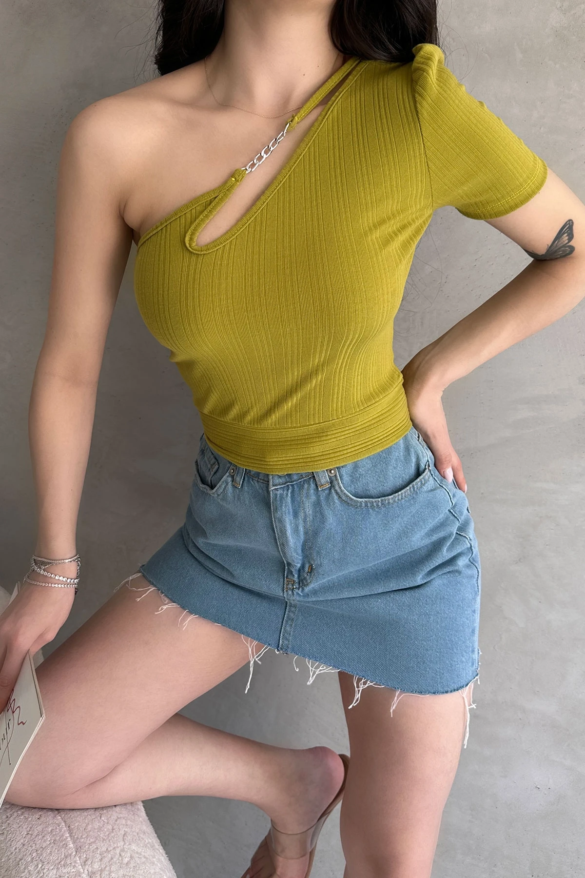 Yağ Yeşili Tek Omuz Zincir Detaylı Crop Bluz