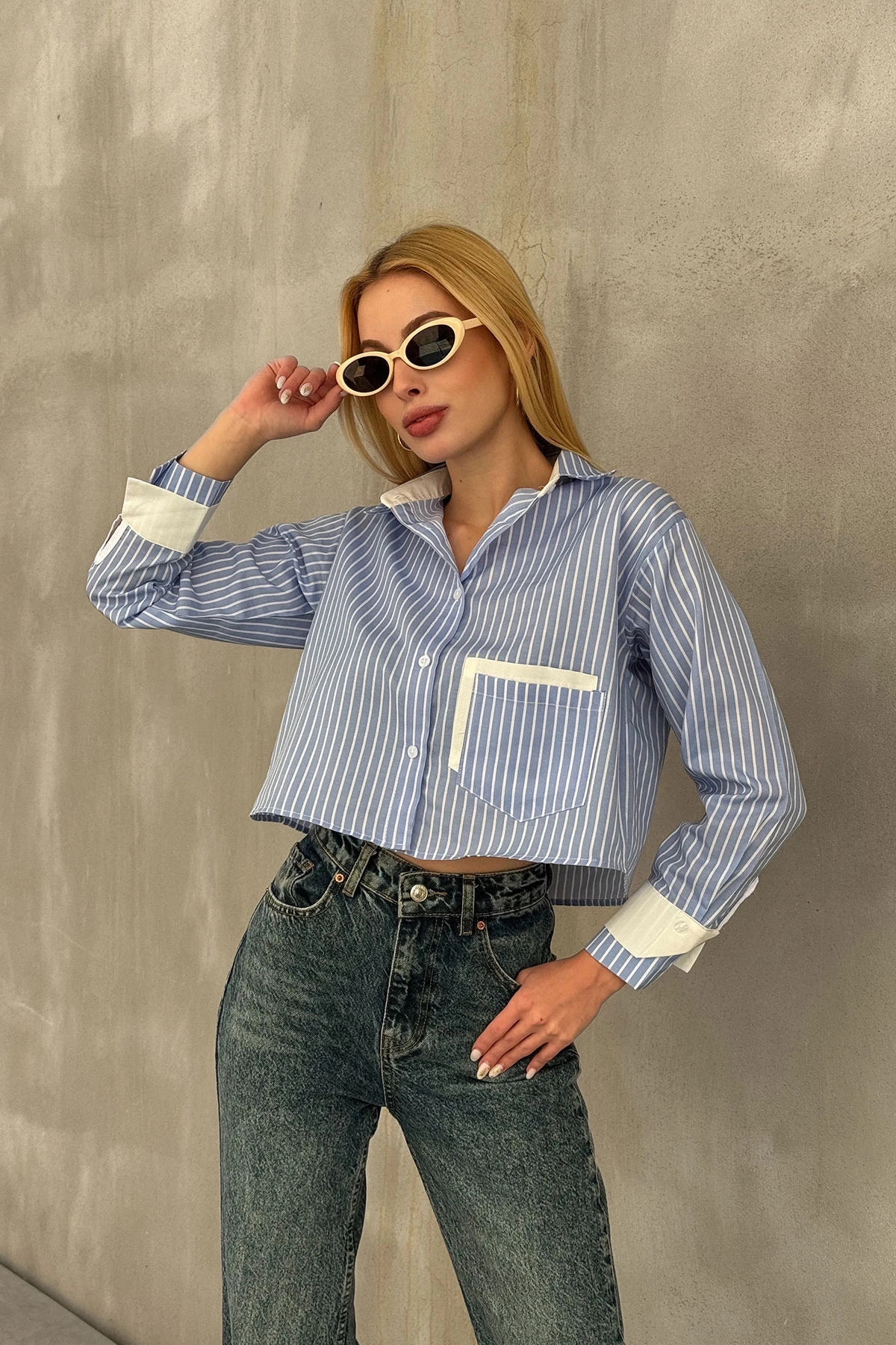 Mavi-Beyaz Manşet Ve Cepleri Garnili Çizgili Oversize Crop Dokuma Gömlek