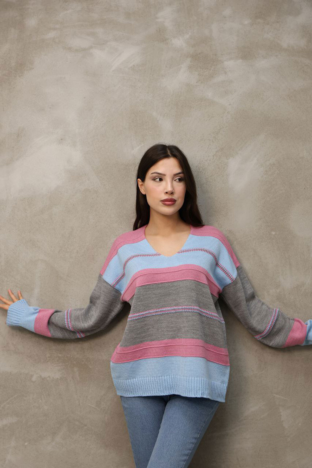 Pembe V Yaka Çizgi Bloklu Triko Kazak