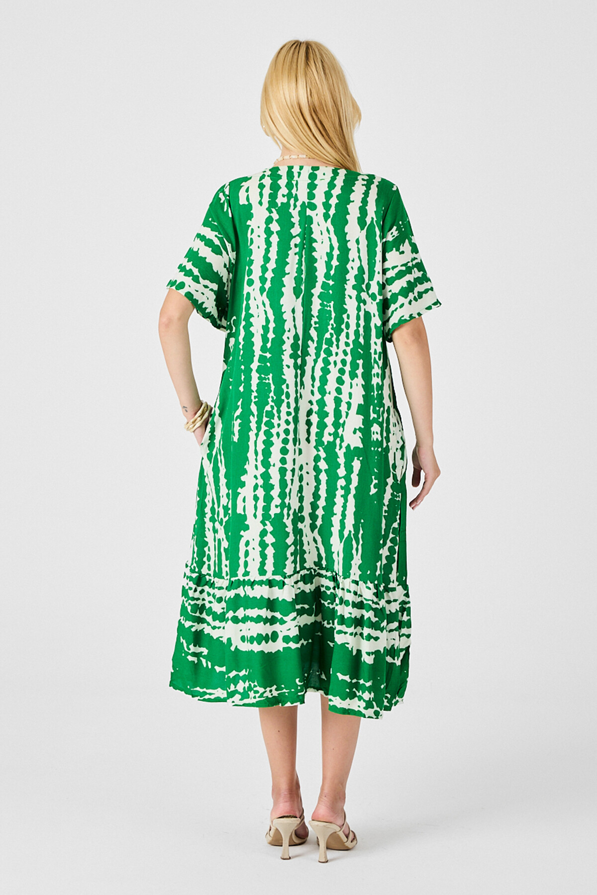 Yeşil Batik Desenli V Yaka Eteği Volanlı Oversize Elbise
