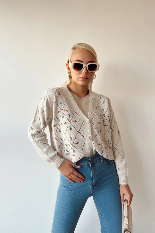 Ekru Nakış İşlemeli Ajurlu Düğmeli Premium Triko Hırka BCEQ-239020